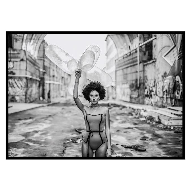 Poster Gallerix Holding Balloons No2