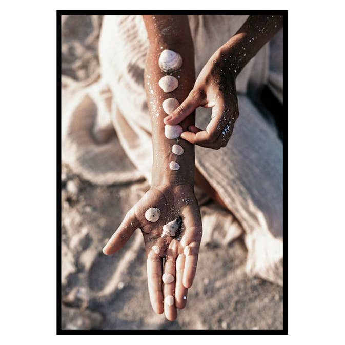 Poster Gallerix Sea Shells On Arm