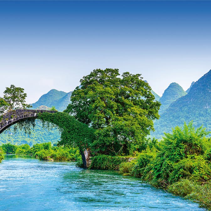 Tapet Idealdecor Bridge Crosses A River In China