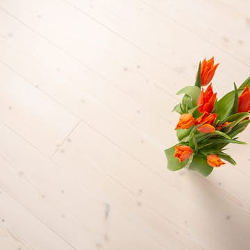 Massivt Trägolv DalaFloda SoftSpruce Pearl, Vittonat 1-Stavs Grangolv