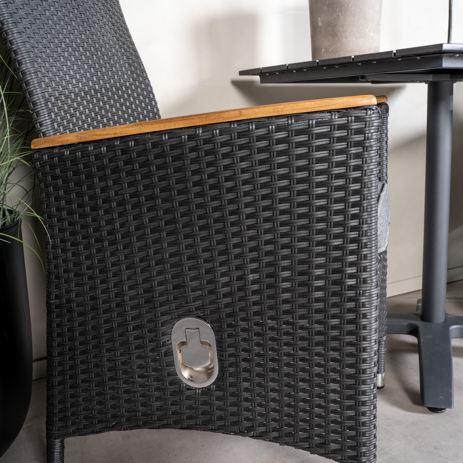 Cafégrupp Venture Home Canucks med 2 Pishi Matstolar