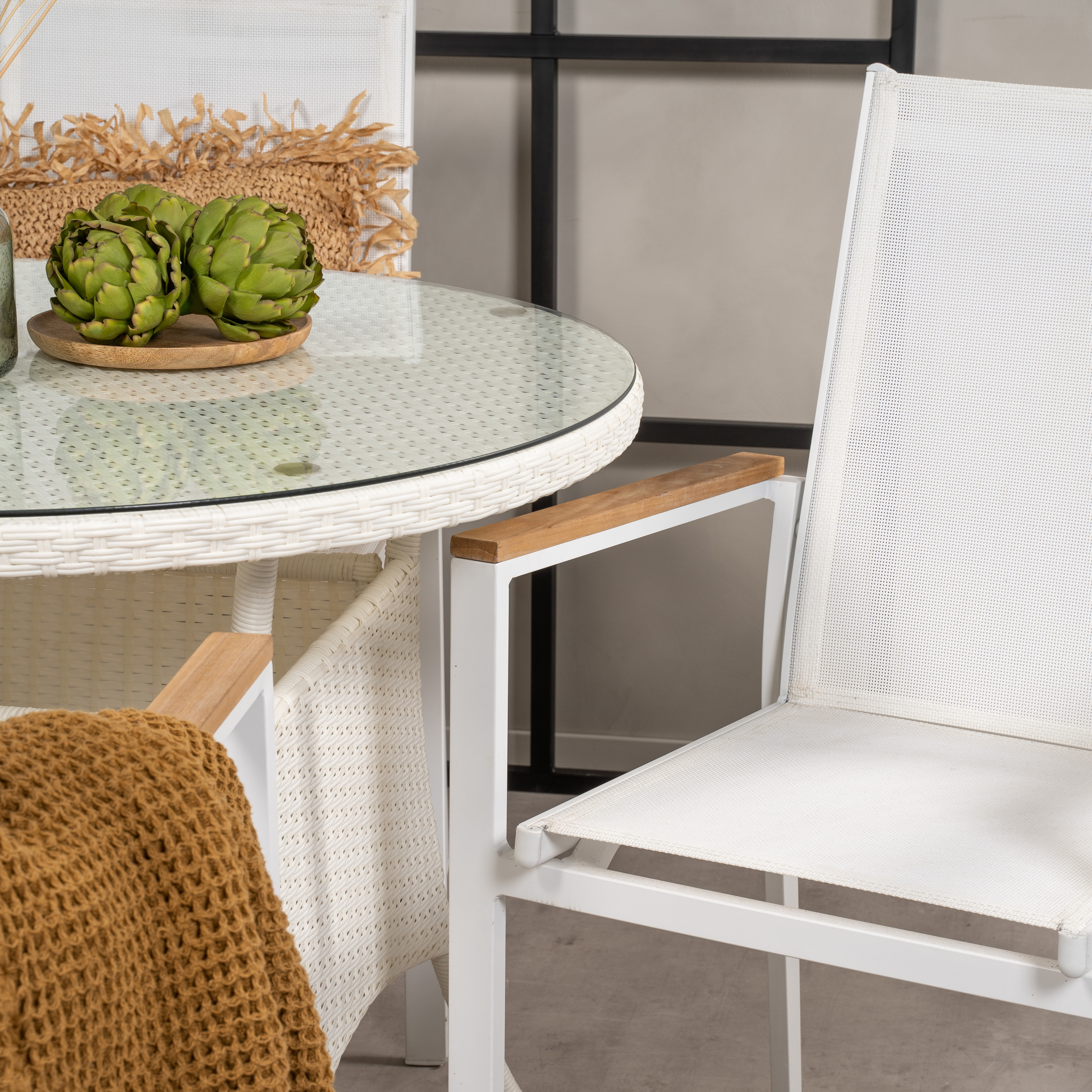Matgrupp Venture Home Virda Ø 90 med 4 Thea Matstolar