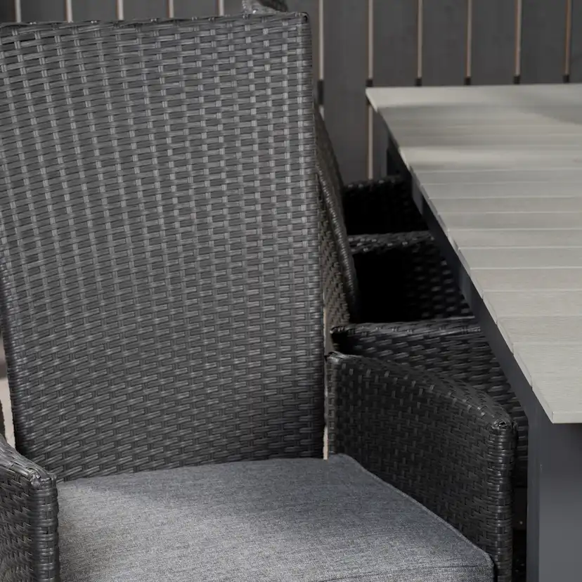 Levels Dining Table 224/324*100 - Svart Aintwood +Padova Arm Svart