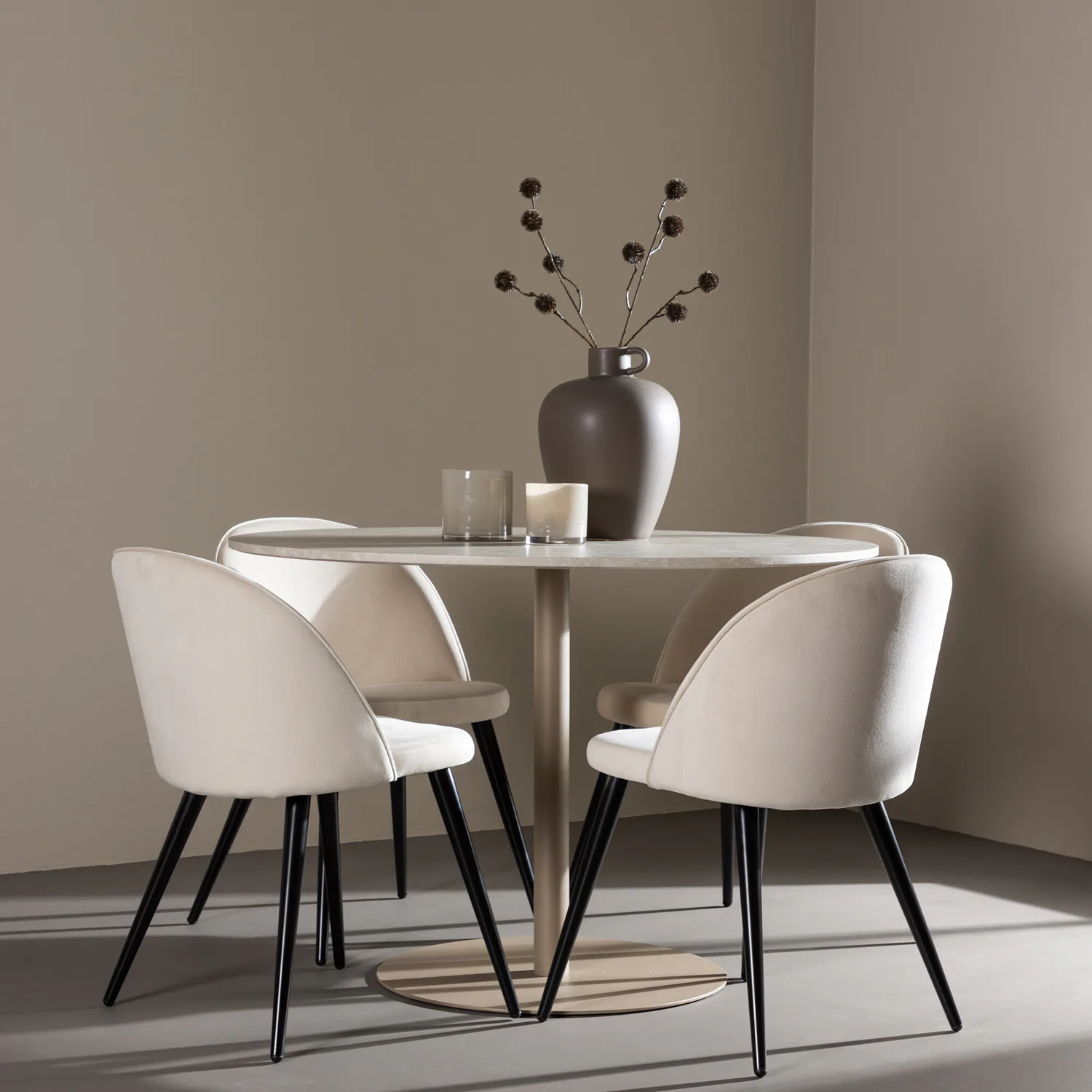 Matgrupp Venture Home Lycke Ø110 med 4 st Velvet Stolar