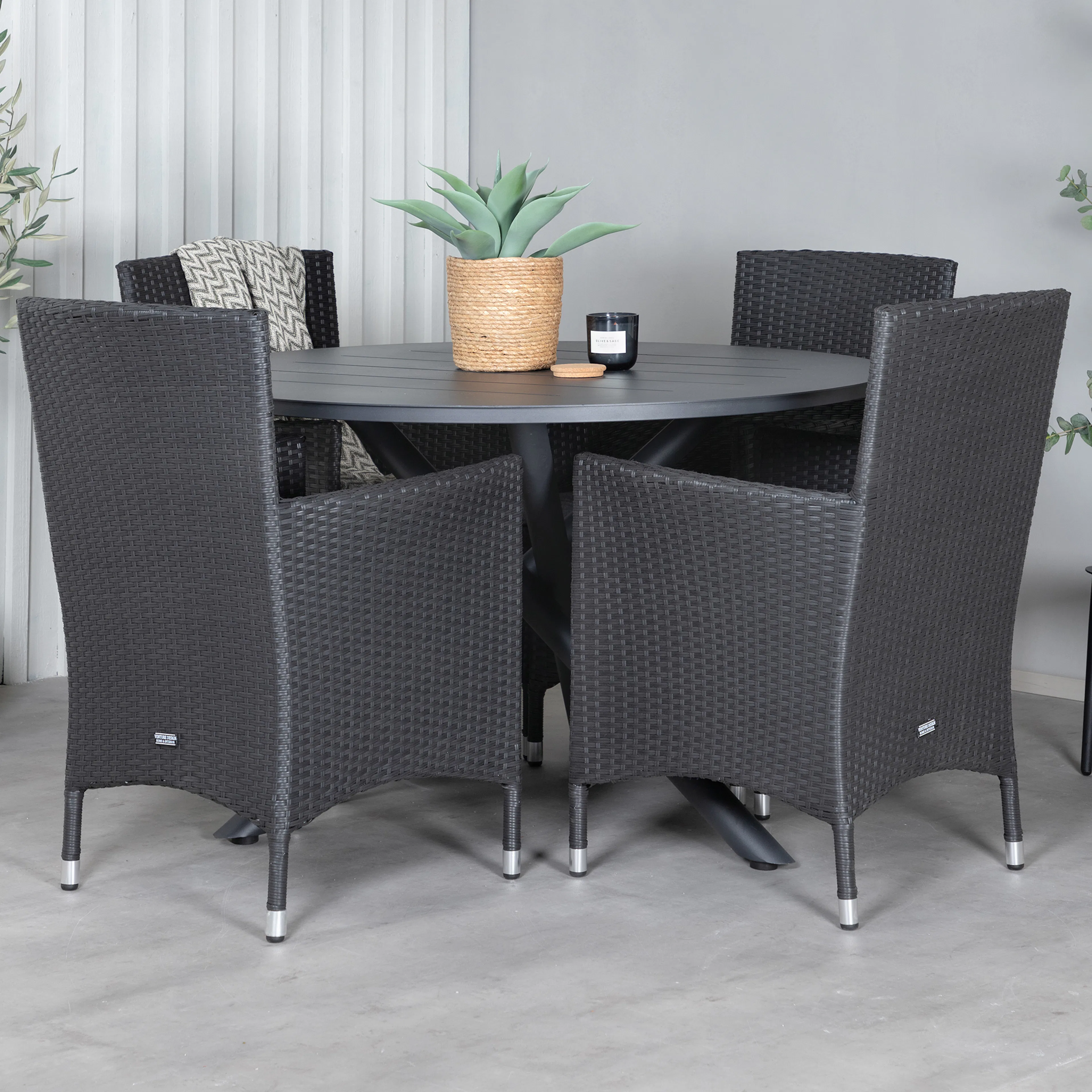 Alma Dining Table - Black Alu - ø120cm+Malin Armchair - Blac Svart