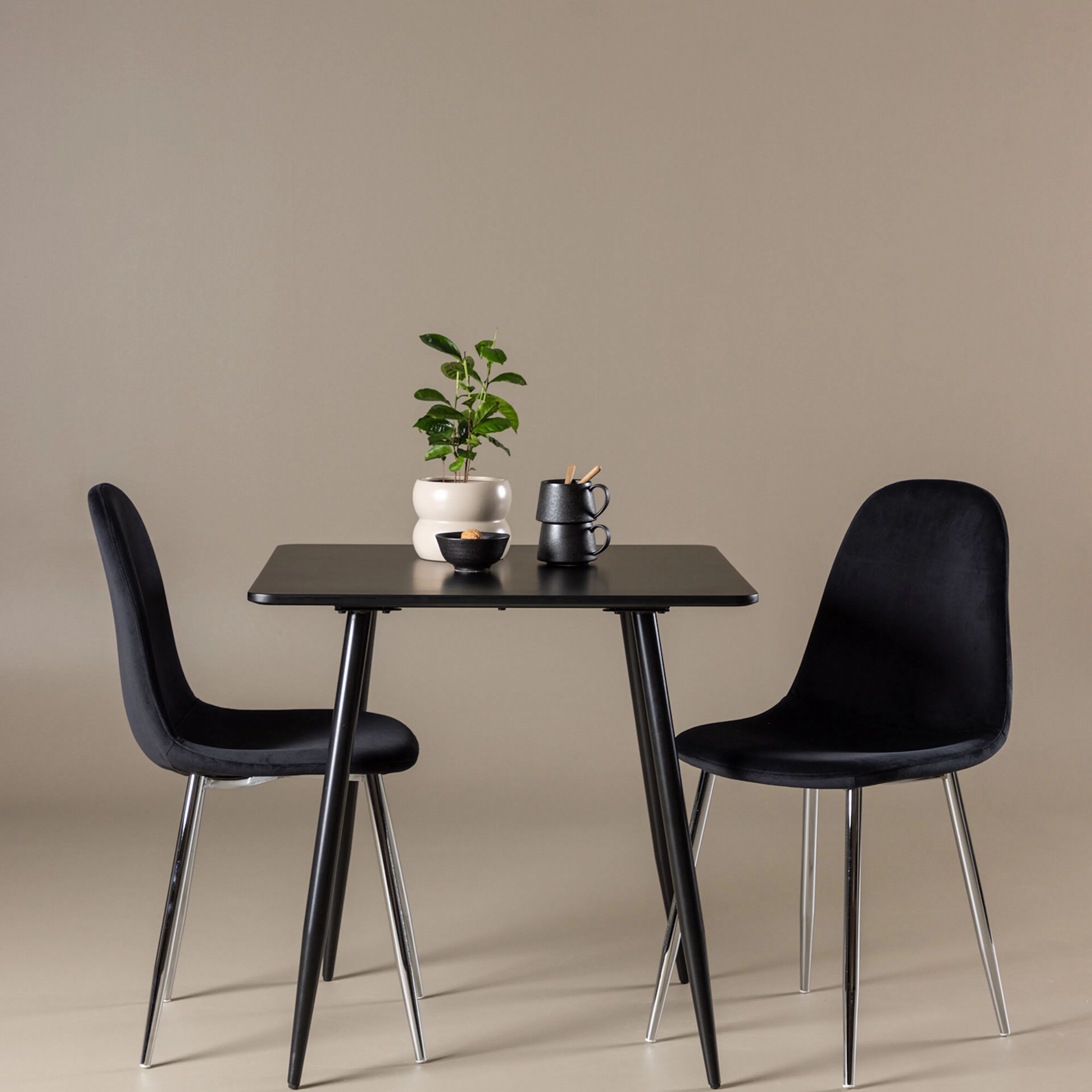 Polar Dining Table with Polar Dining Chair Färg: Svart/Svart, Ben: Stål