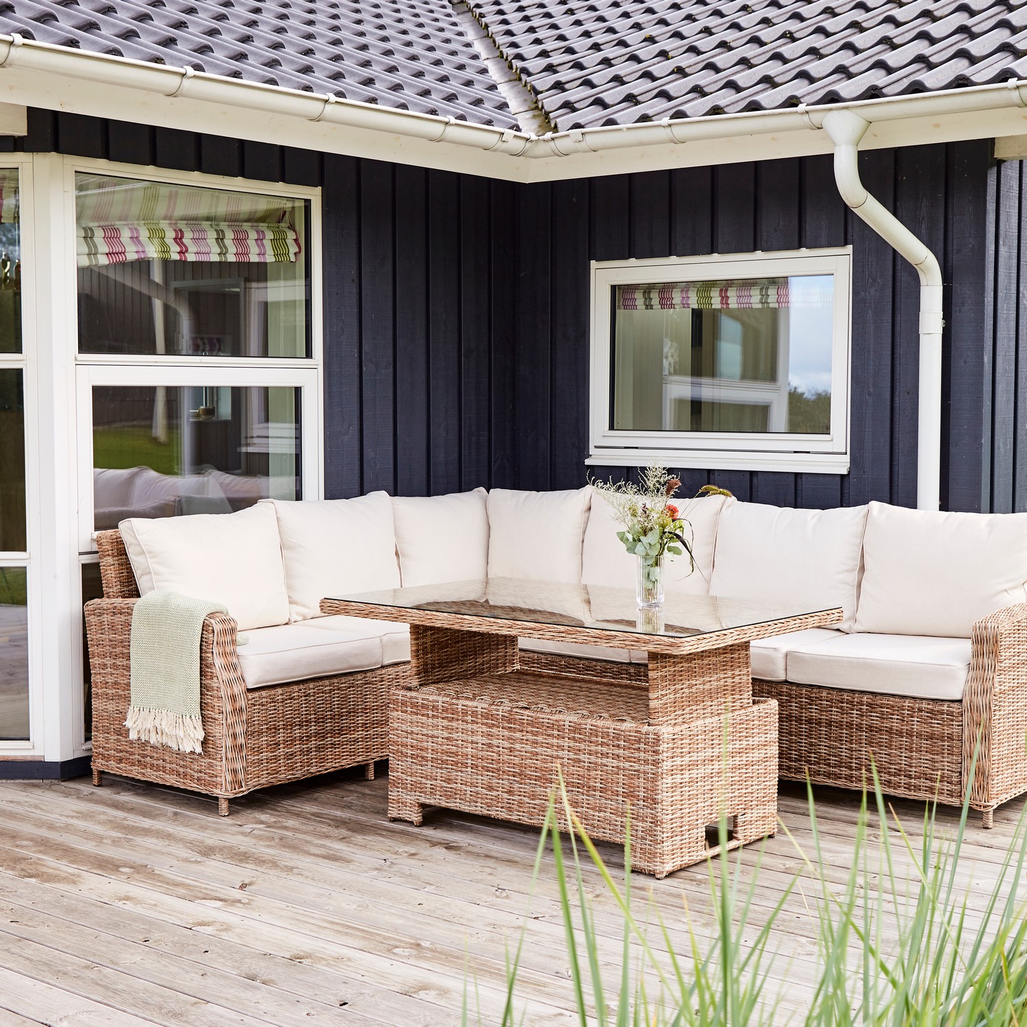 Hörnsoffa Ute VILA Gotland, Rottingsoffa med Dynor och Aluminiumram