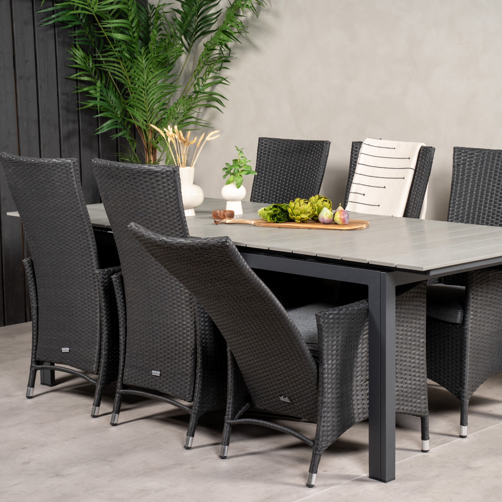 Levels Dining Table 224/324*100 - Svart Aintwood +Padova Arm Svart