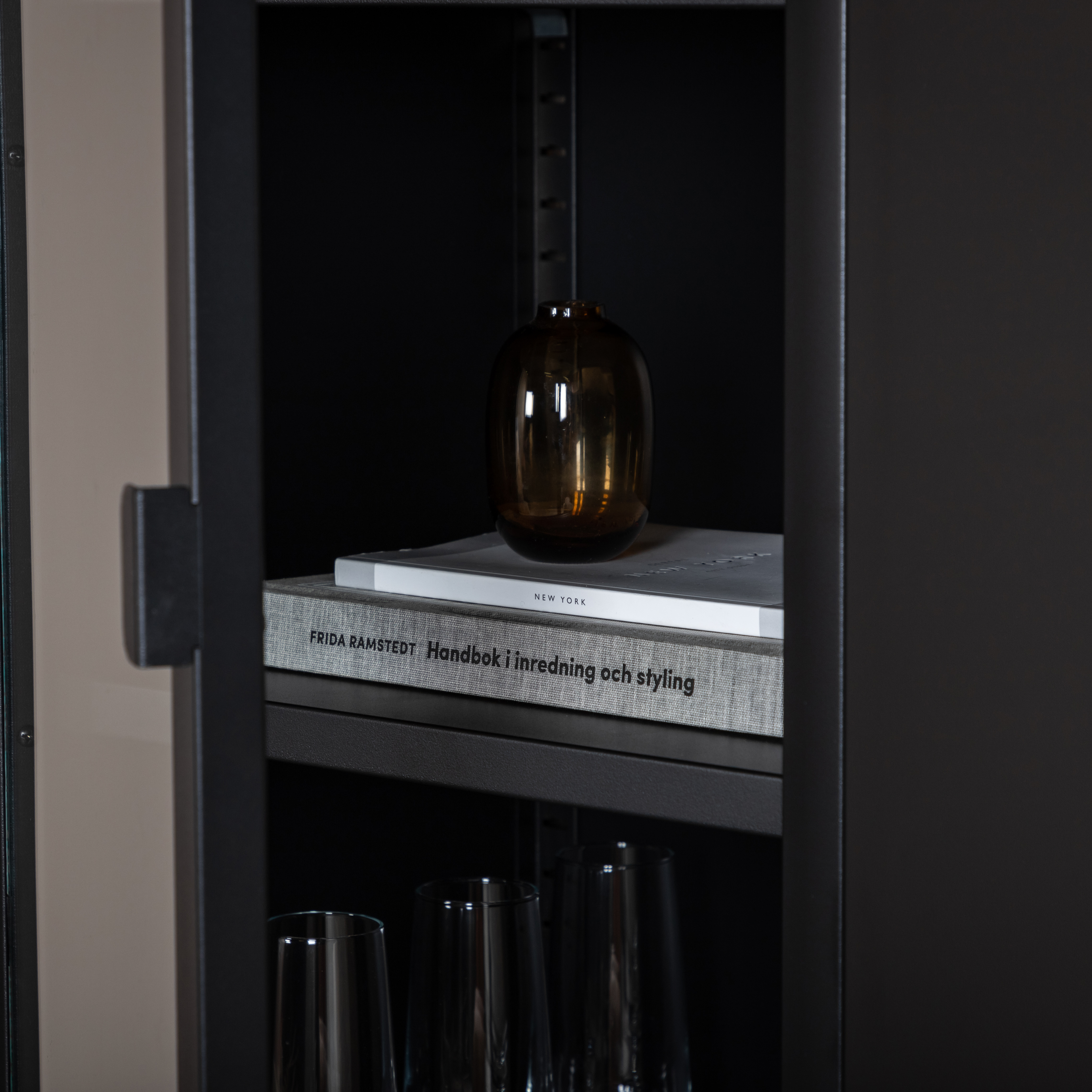 Misha - High Thin Cabinet w shelf - Black Svart