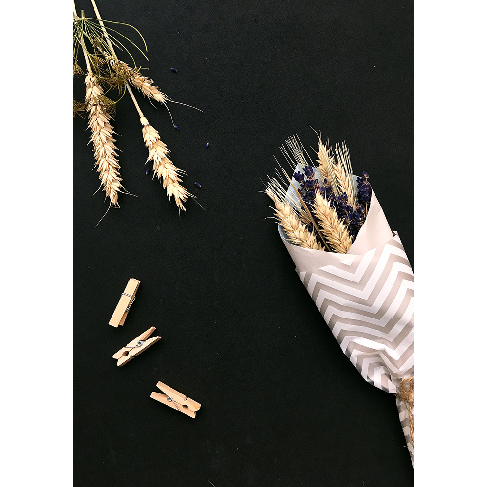 Posters Venture Home Flowers On Table Svart/beige