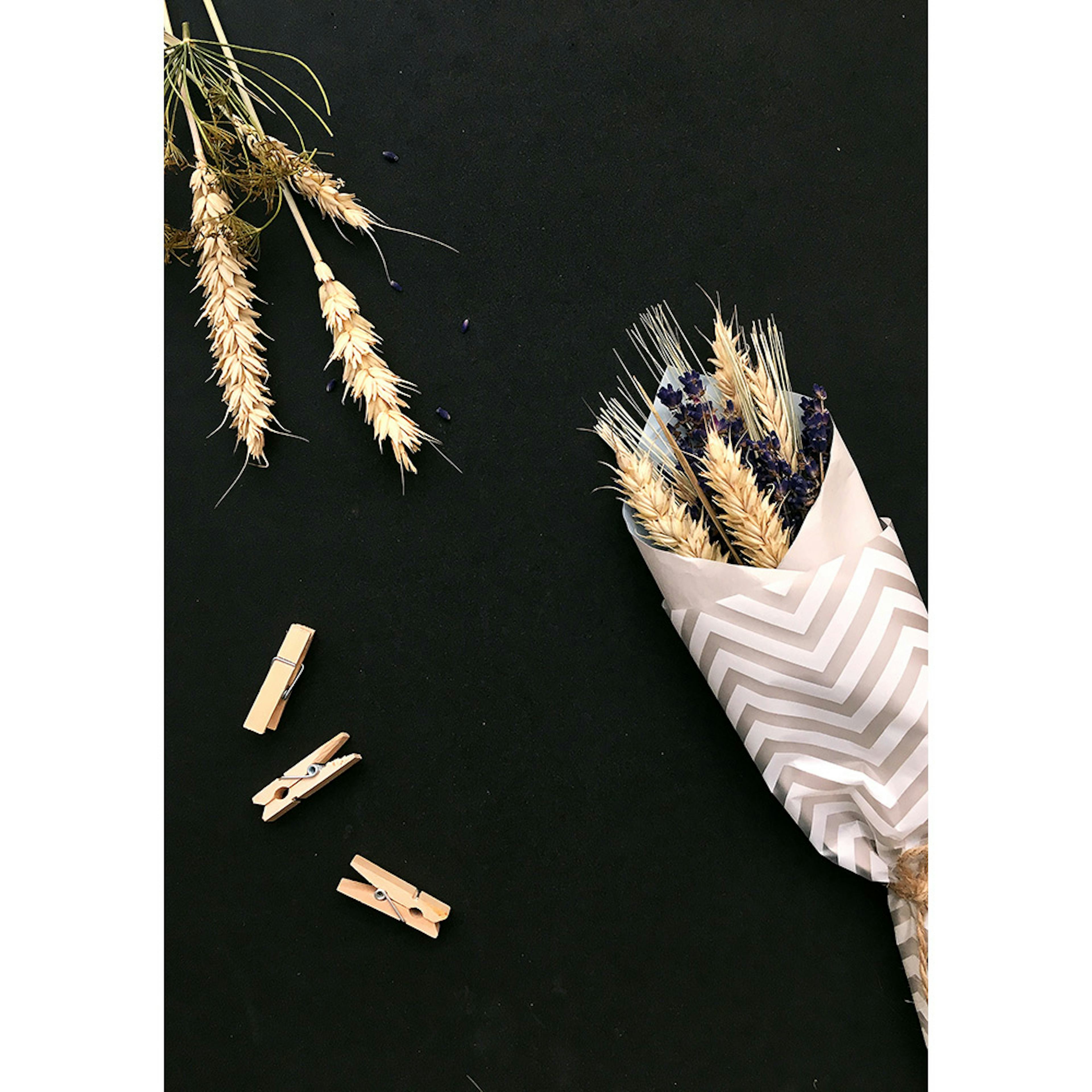 Posters Venture Home Flowers On Table Svart/beige