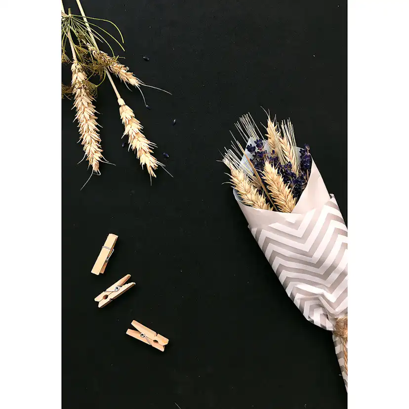 Posters Venture Home Flowers On Table Svart/beige