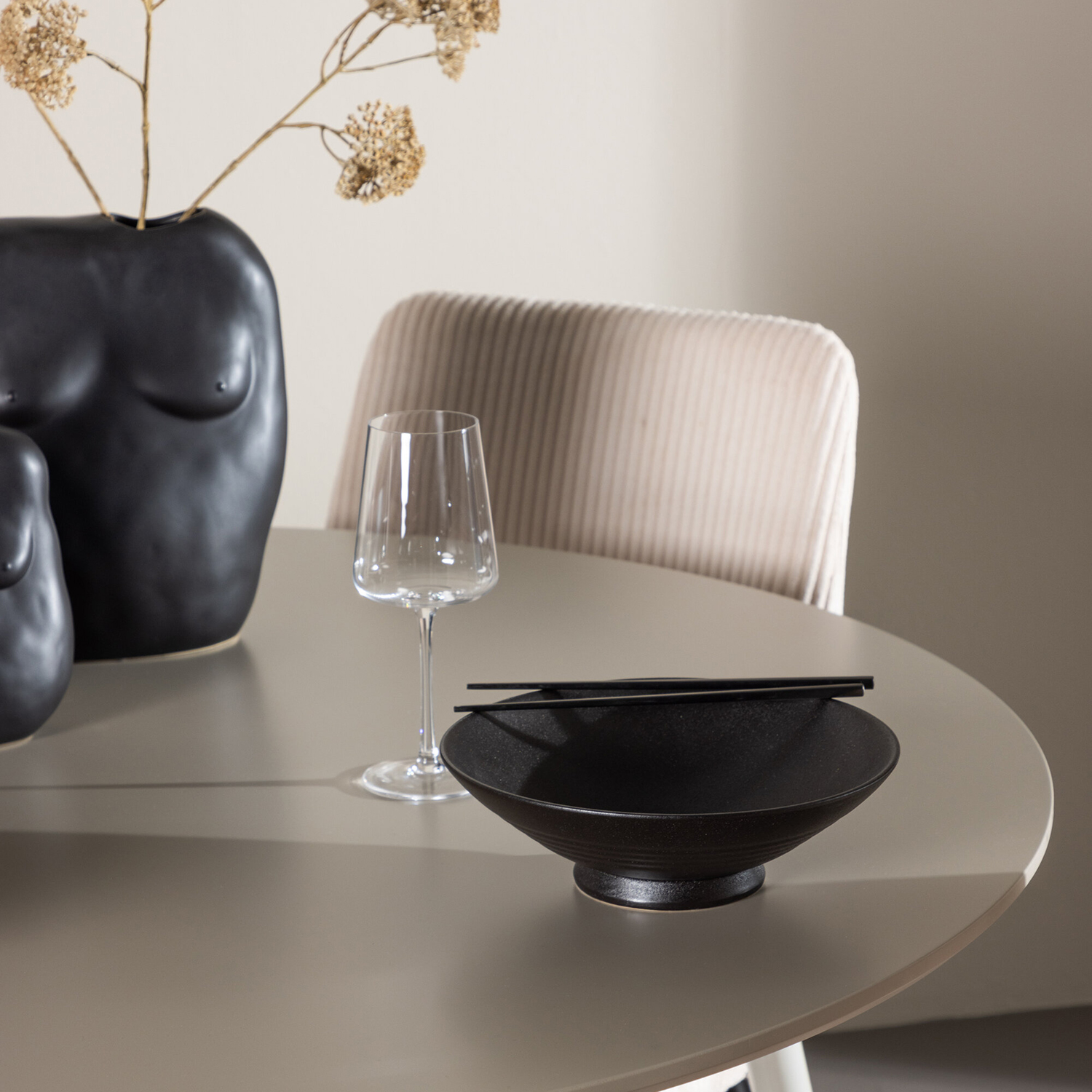 Matgrupp Venture Home Plaza Ø120 med 4 st Leone Stolar