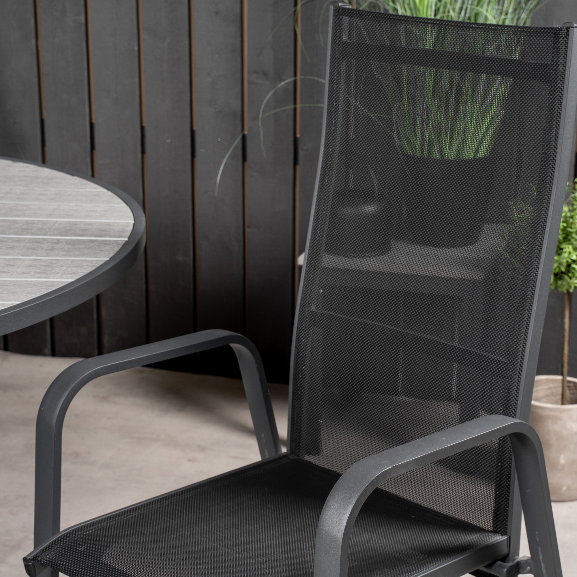 Parma - Table ø 140 - Svart Alu /Grey Aintwood+Copacabana Re Svart/Grå