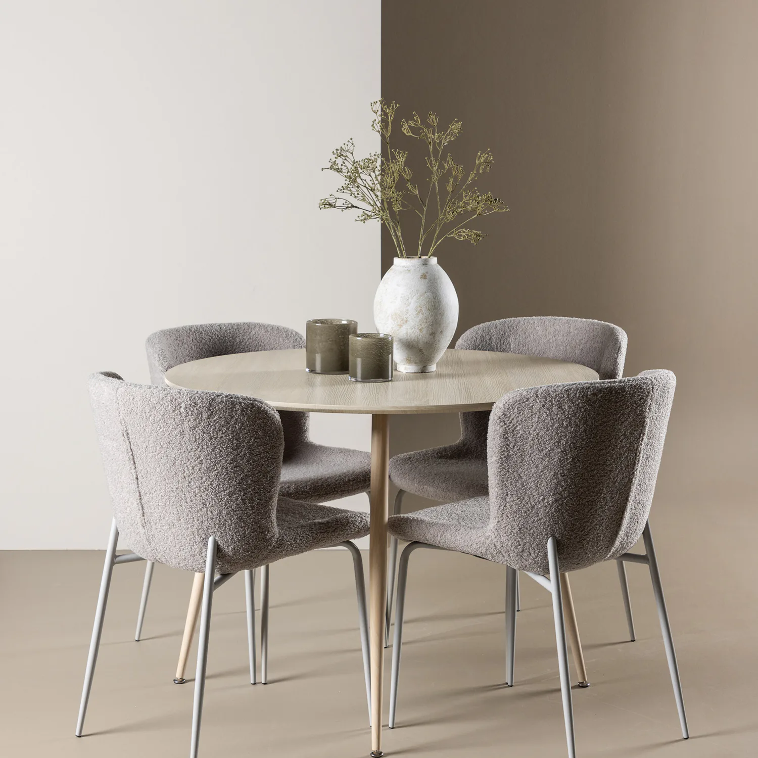 Plaza Dining Table with Modesto Dining Chair Vittvätt/Grå