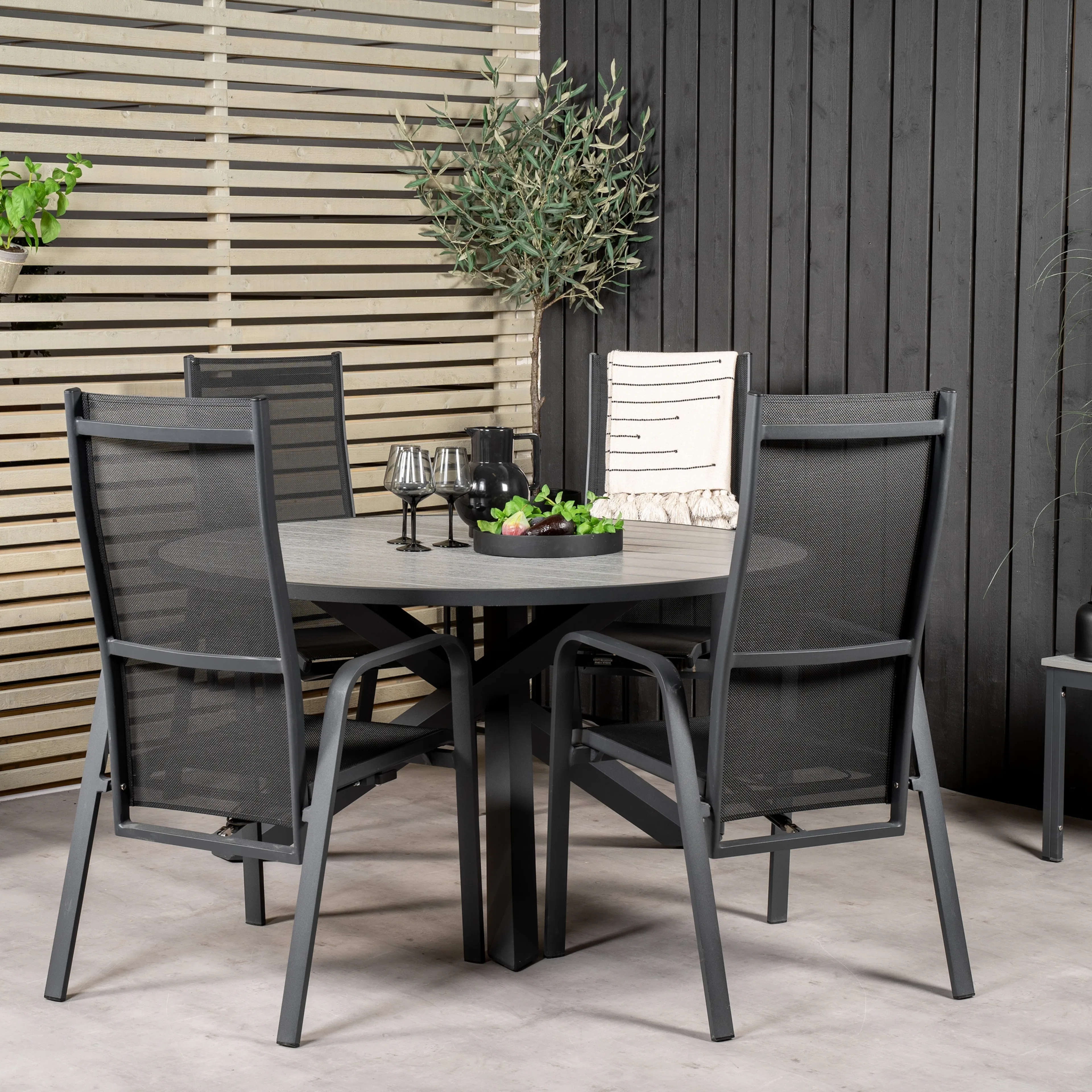 Parma - Table ø 140 - Svart Alu /Grey Aintwood+Copacabana Re Svart/Grå