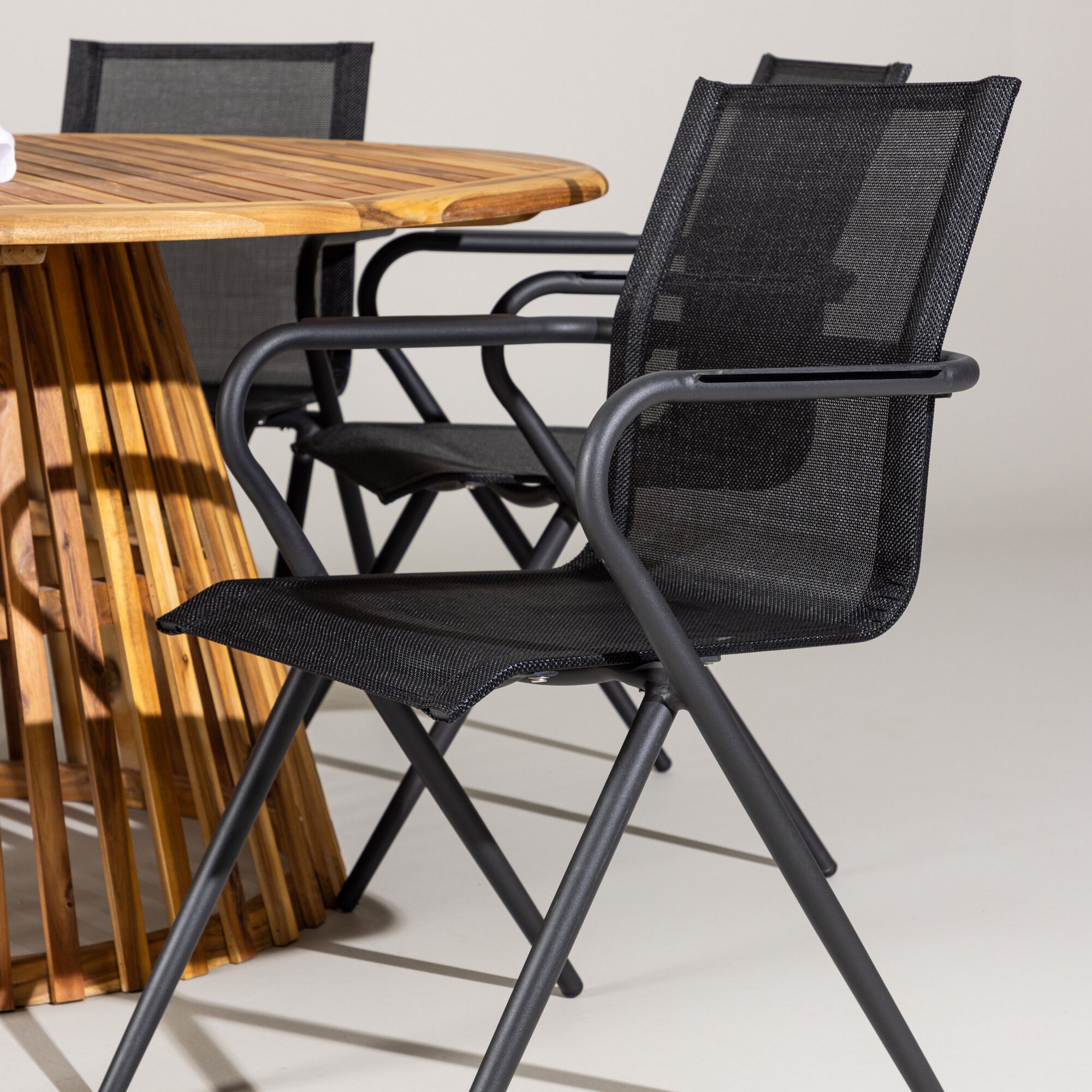 Tucumán Dining Table - Acacia ø120 +Alina Dining Chair - Bla Trädgårdsgrupp Venture Home Tucumán med 6 Alina Stolar