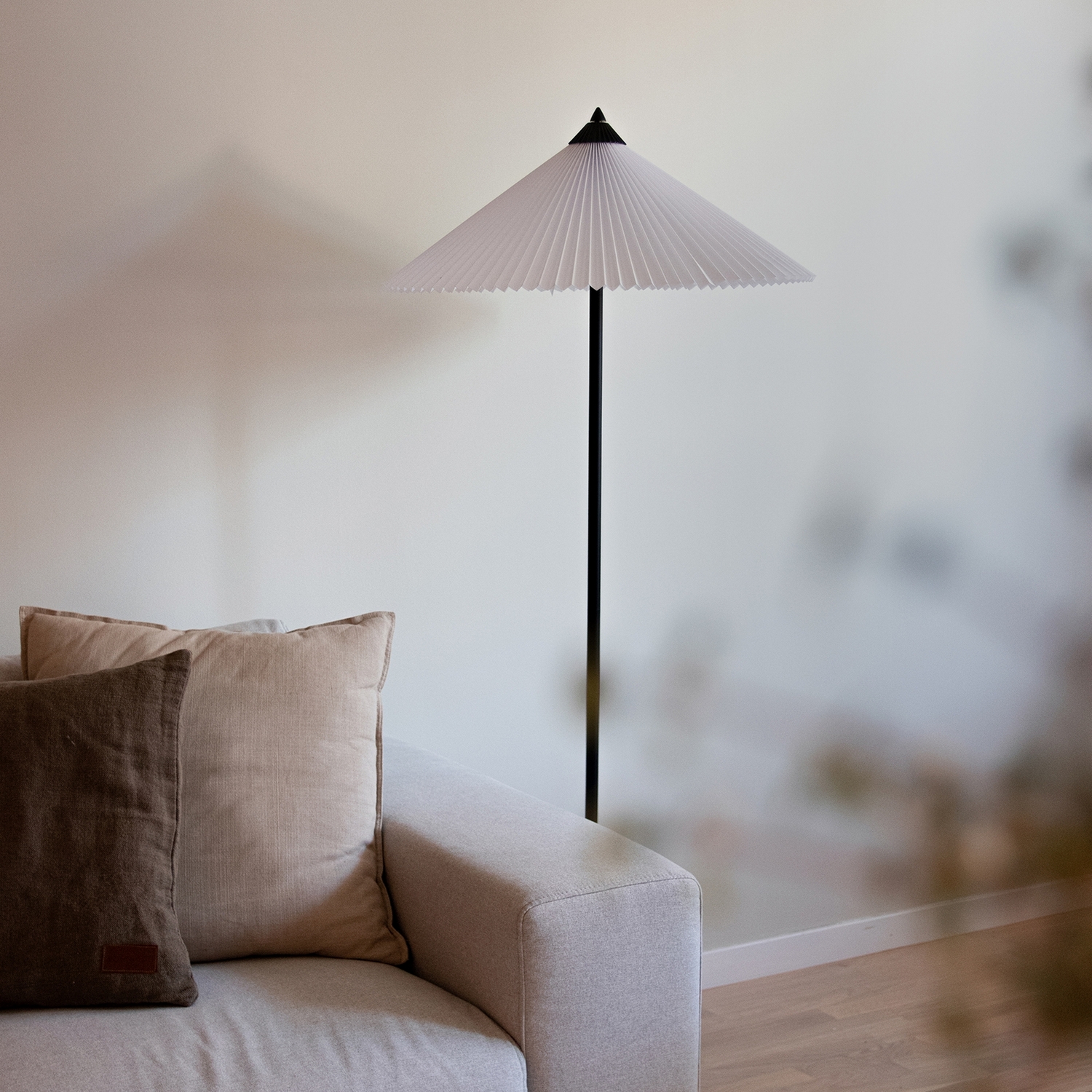 Golvlampa Globen Lighting Matisse Svart/Vit