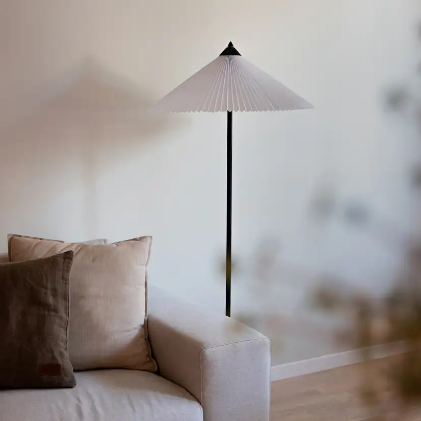 Golvlampa Globen Lighting Matisse Svart/Vit