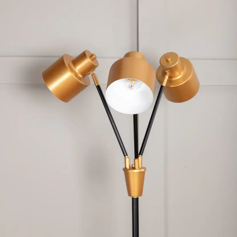 Vifta är en nätt och stilren golvlampa från Venture Home med 3 ljuskällor. Lampan kräver enklare montering.