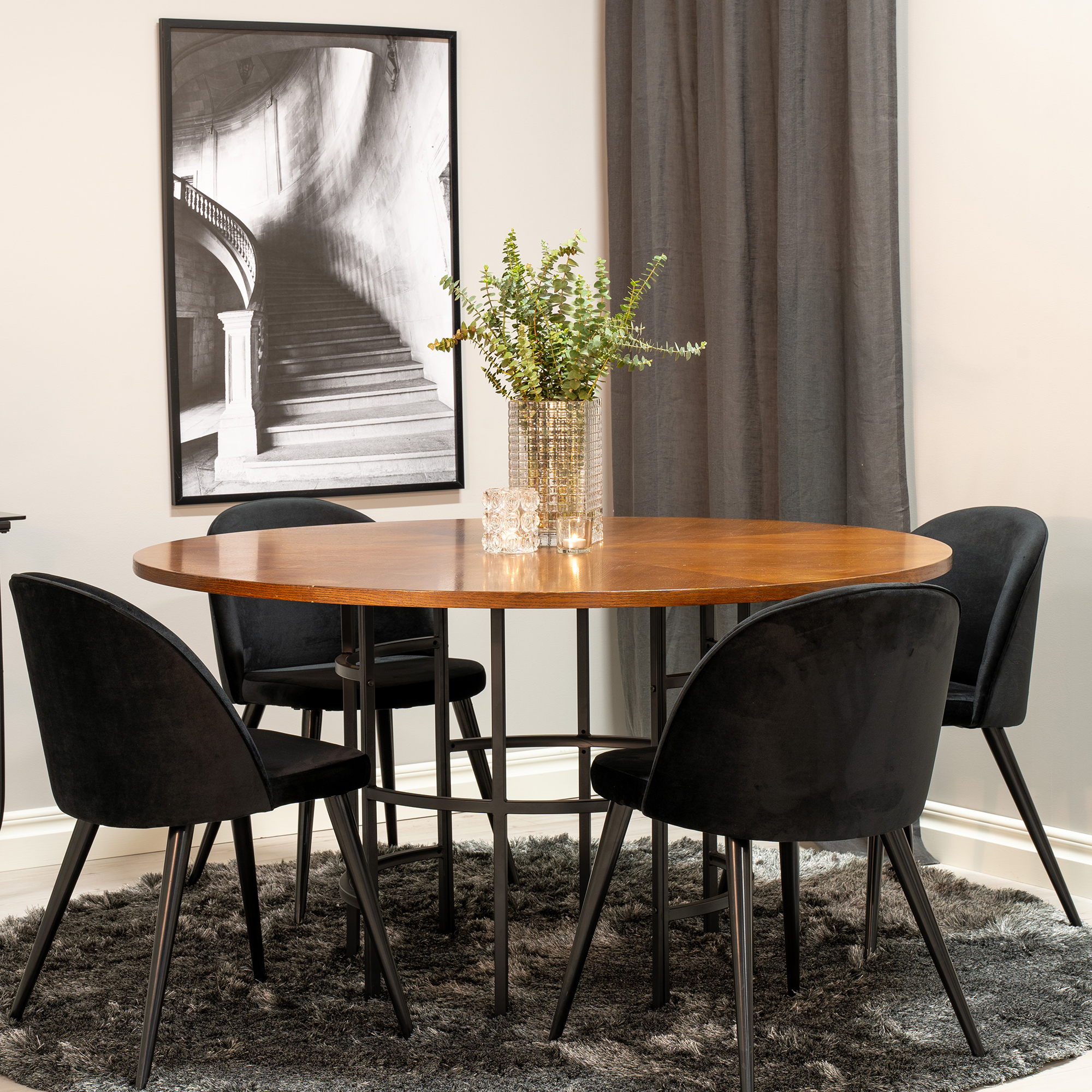Matgrupp furniture/fashion Copenhagen med 4 Valentina Sammet Stolar