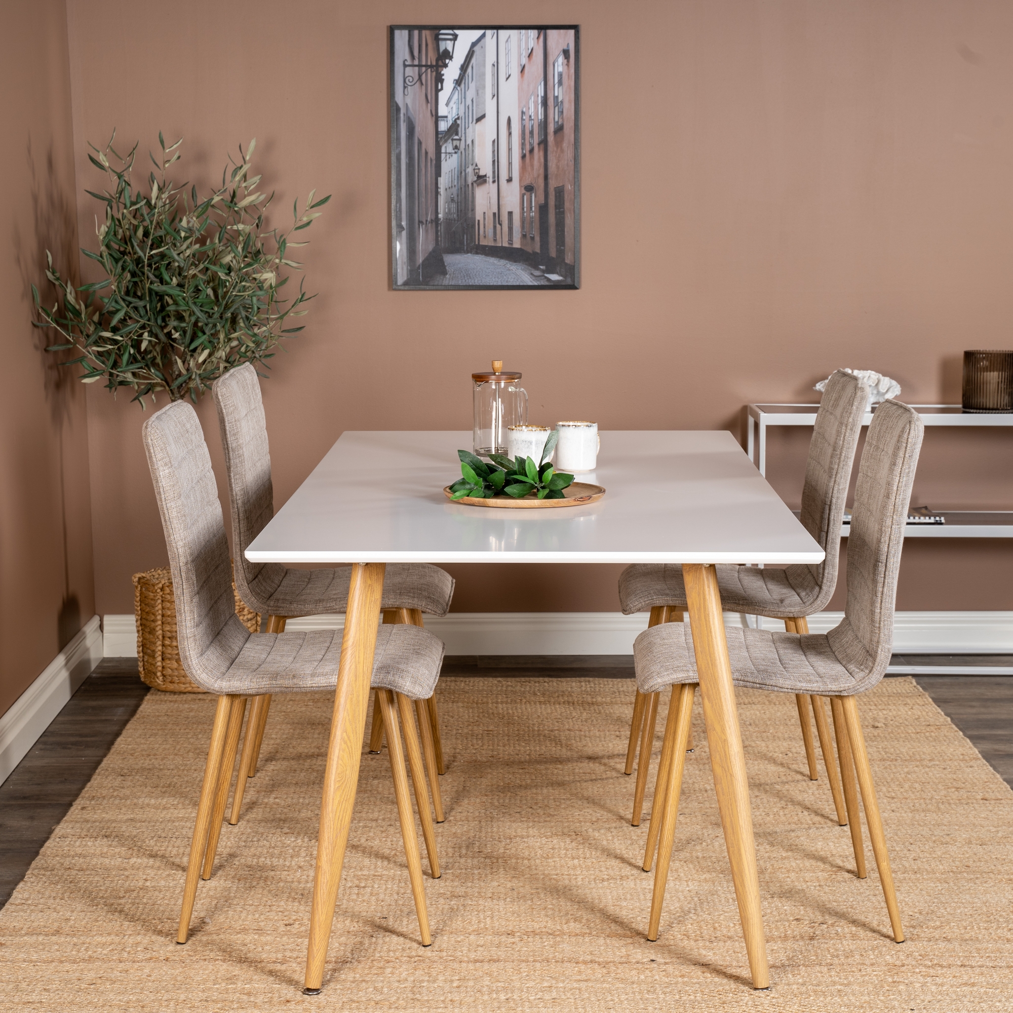 Matgrupp Venture Home Pobbie med 4 Walerina Stolar