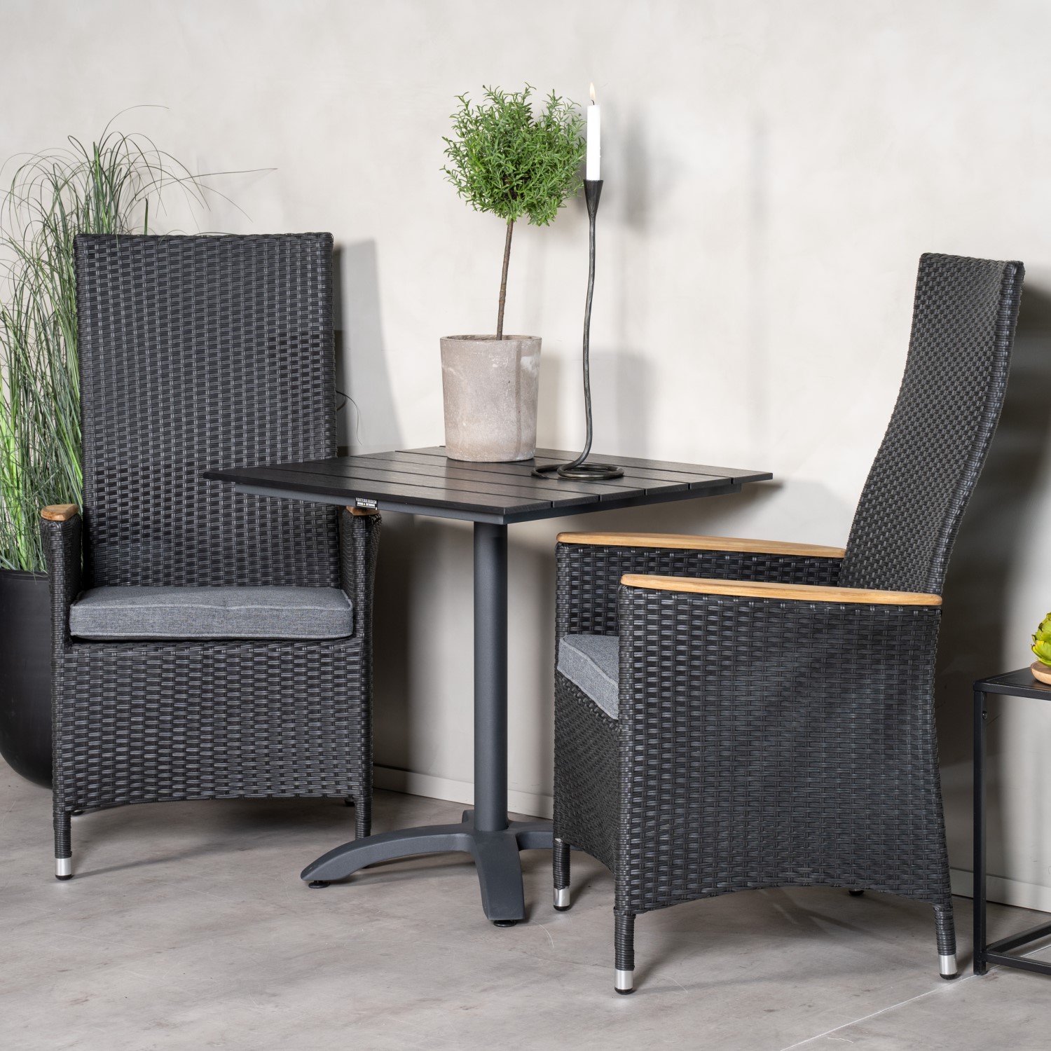 Cafégrupp Venture Home Canucks med 2 Pishi Matstolar
