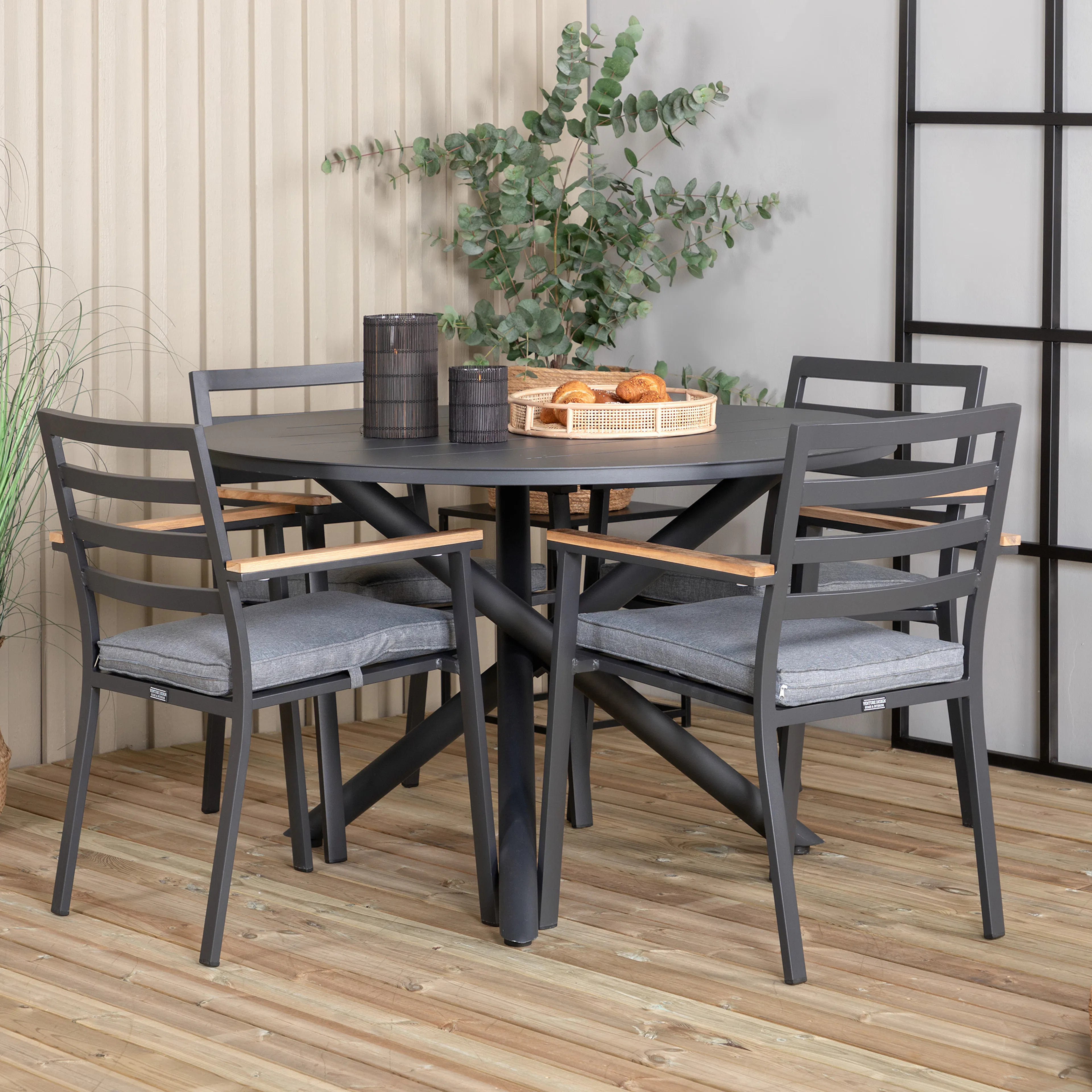 Alma Dining Table - Black Alu - ø120cm+Brasilia Karmstol (st Svart