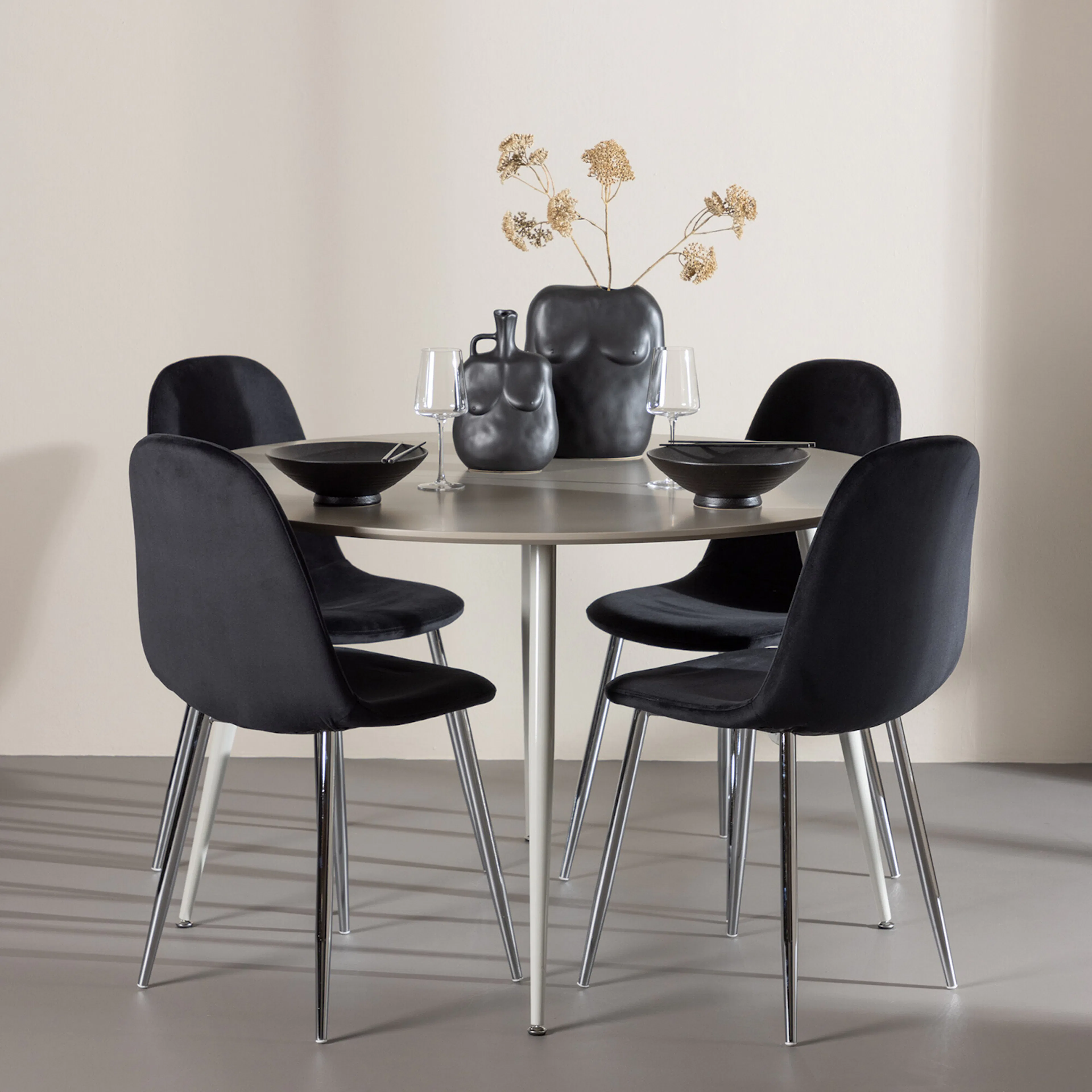 Plaza Dining Table with Polar Dining Chair Färg: Beige/Svart, Ben: Stål