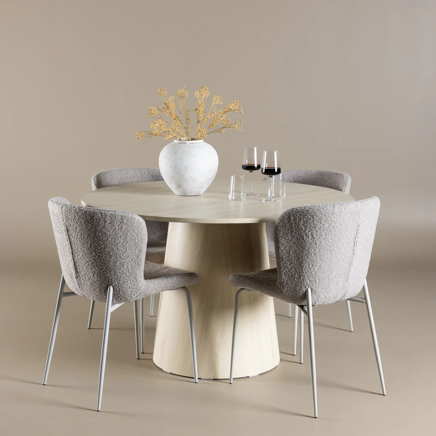 Lanzo Dining Table with Modesto Dining Chair Vittvätt/Grå