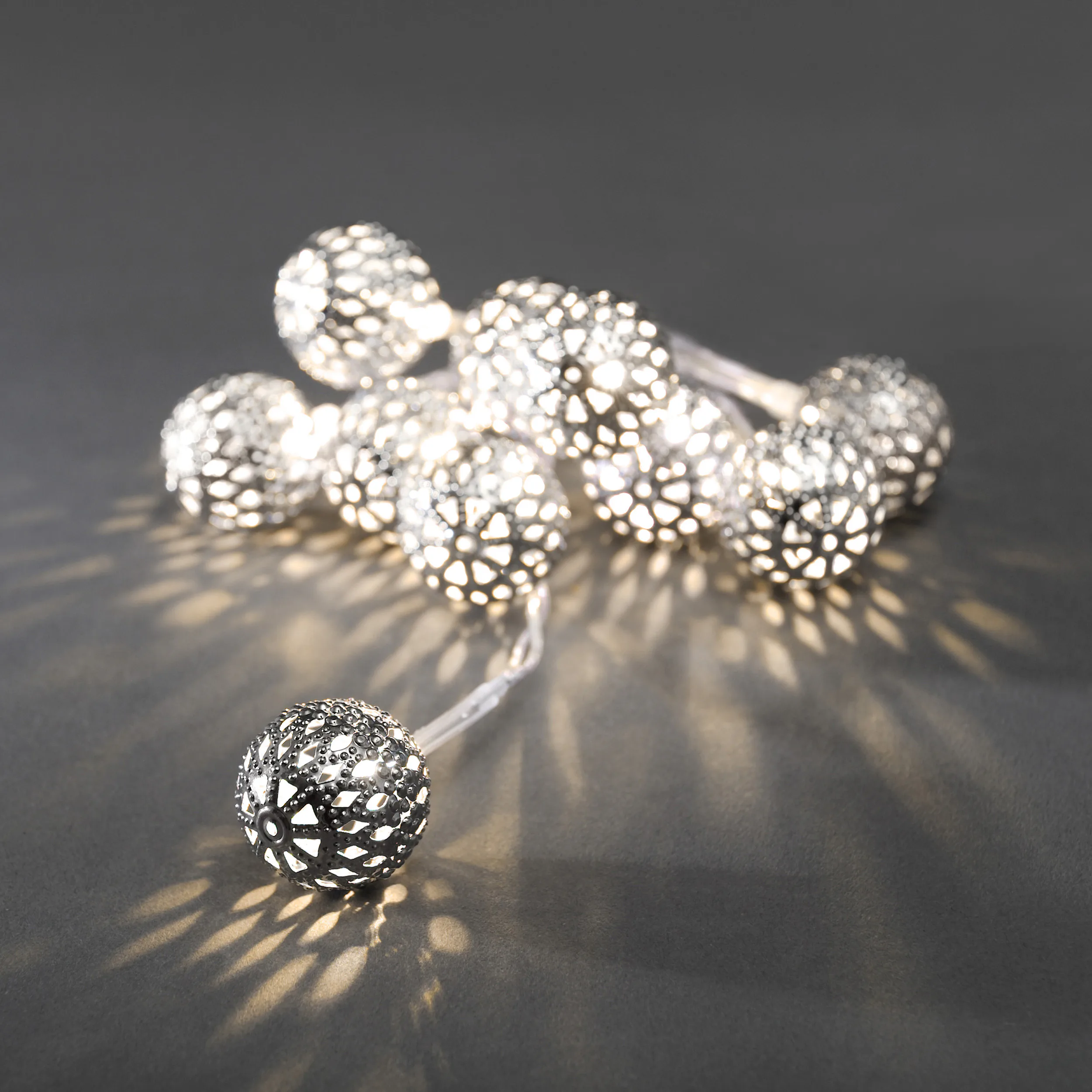 Slinga 10 metallbollar LED Silver