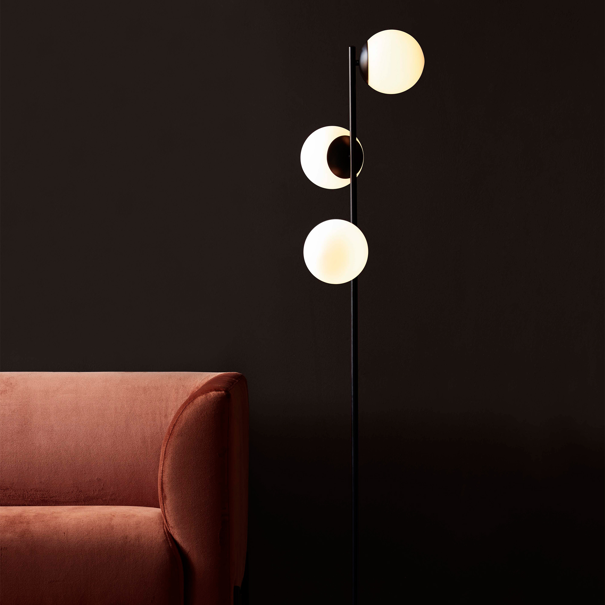 Golvlampa Nordlux Lilly i Svart Metall