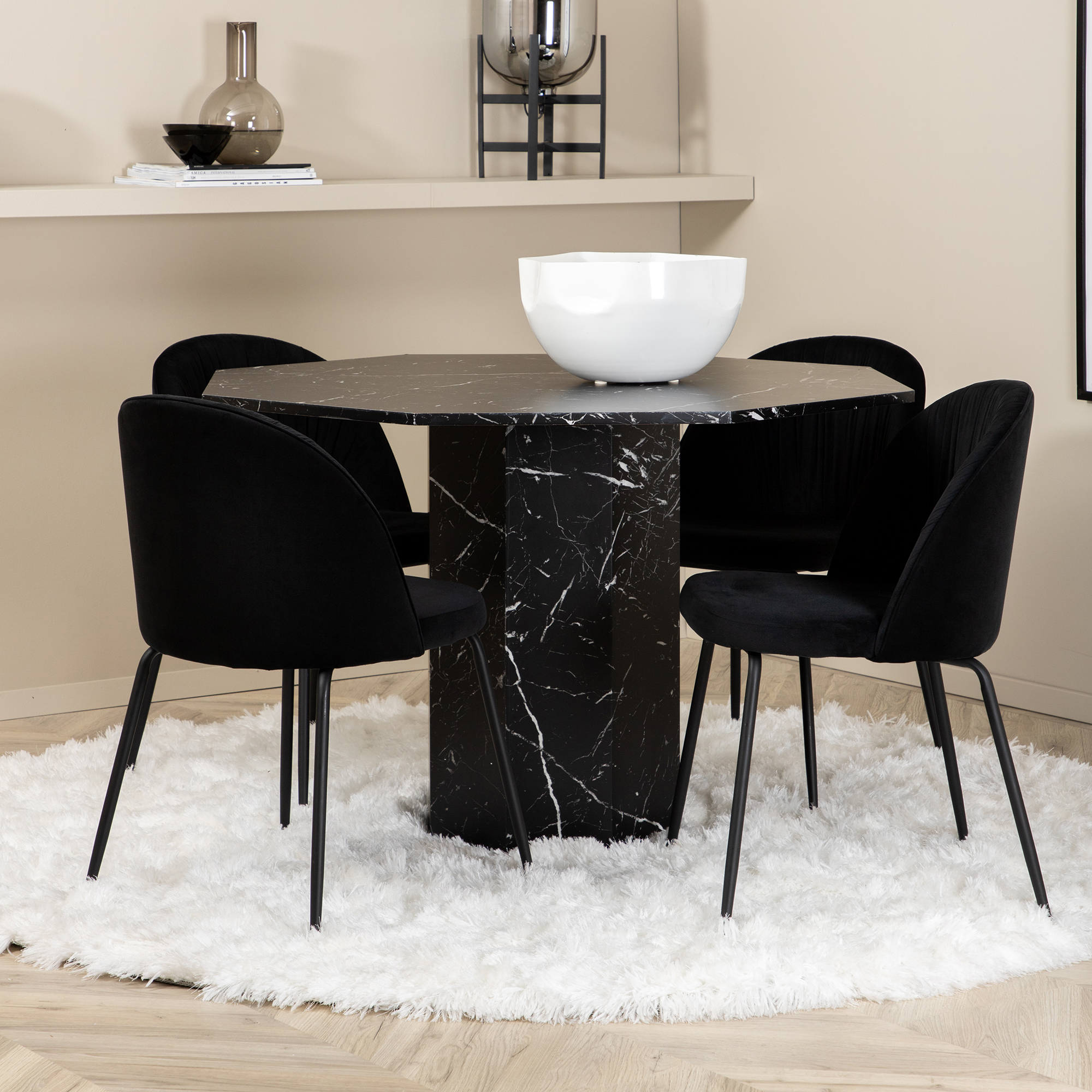 Matgrupp Venture Home Monte Carlo med 4 Wrigley Stolar