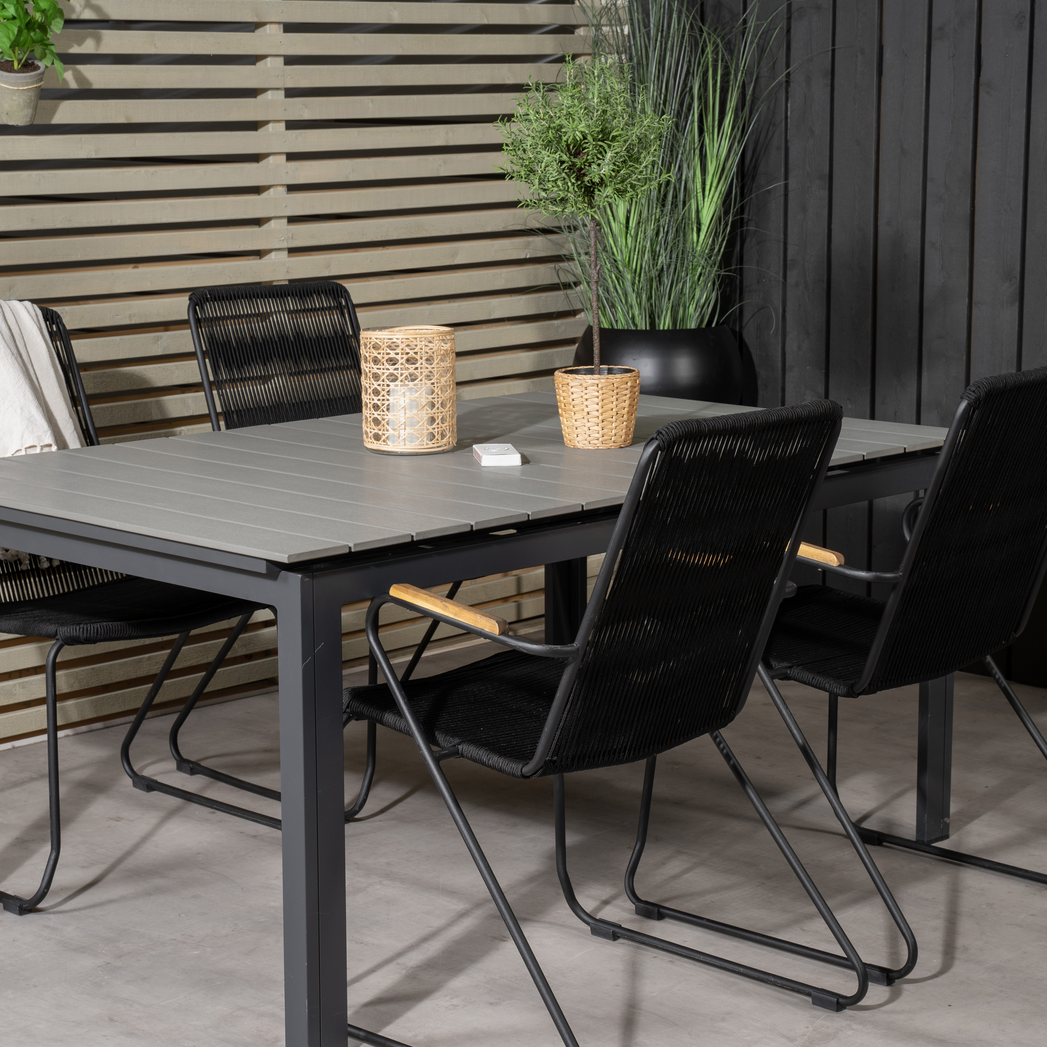 Matgrupp Venture Home Lova 160/240 med 4 Berfin Karmstolar