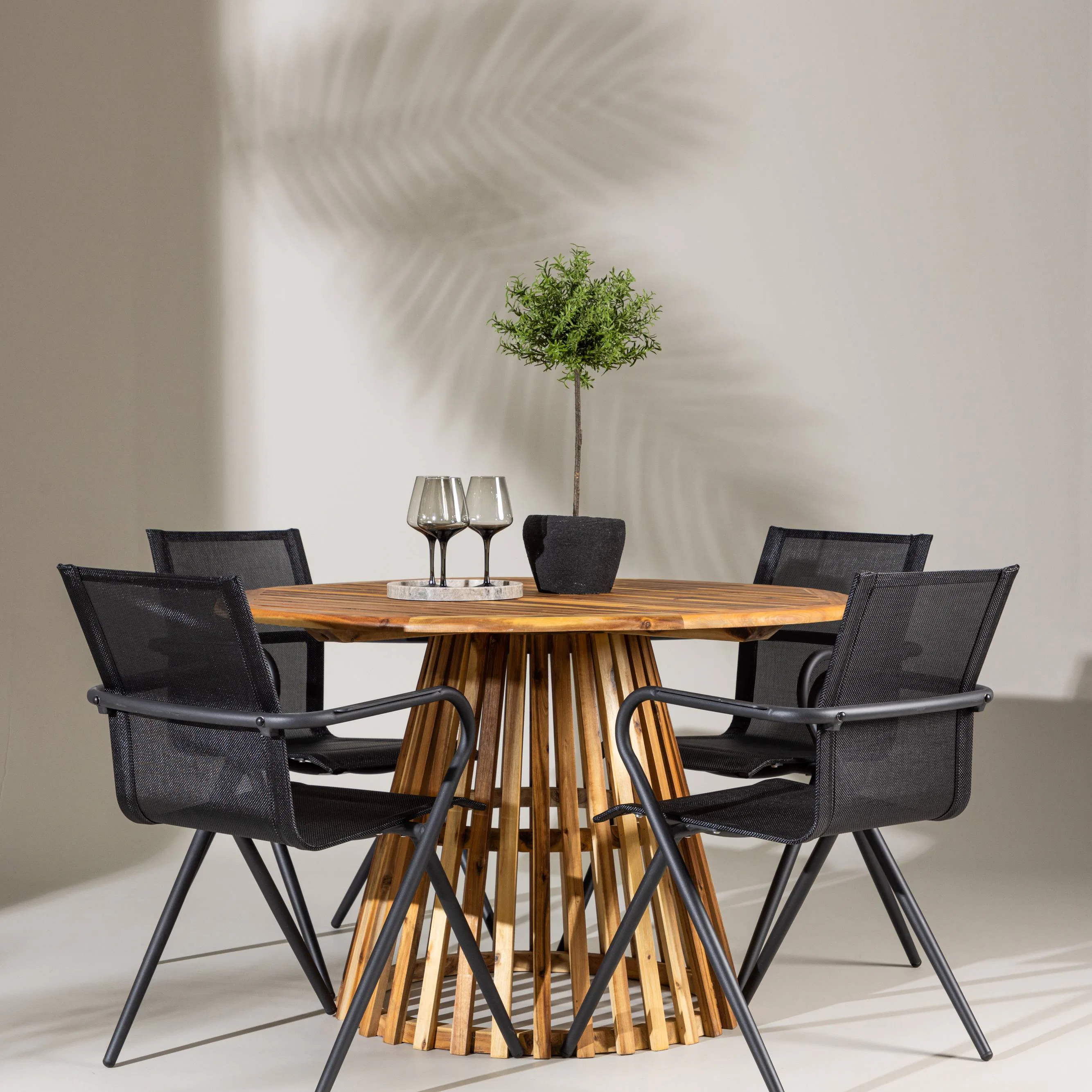 Lumpur Diningtable Acacia - Teaklook / Round ø110**75 +Alina Trädgårdsgrupp Venture Home Lumpur med 4 Alina Stolar
