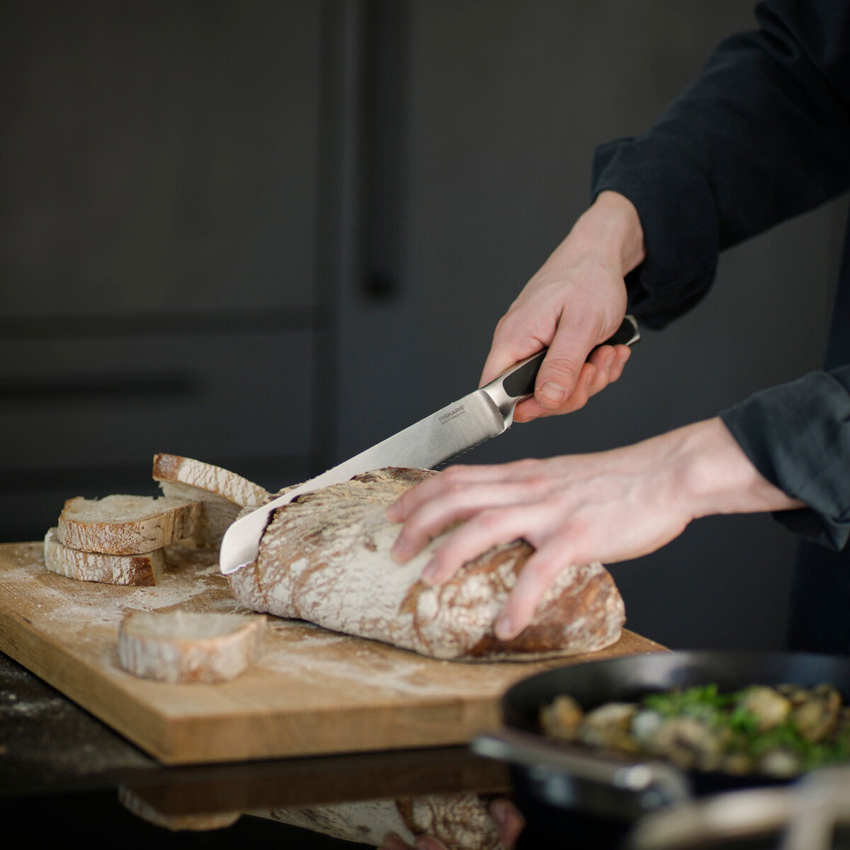 Brödkniv Fiskars Royal 23 cm