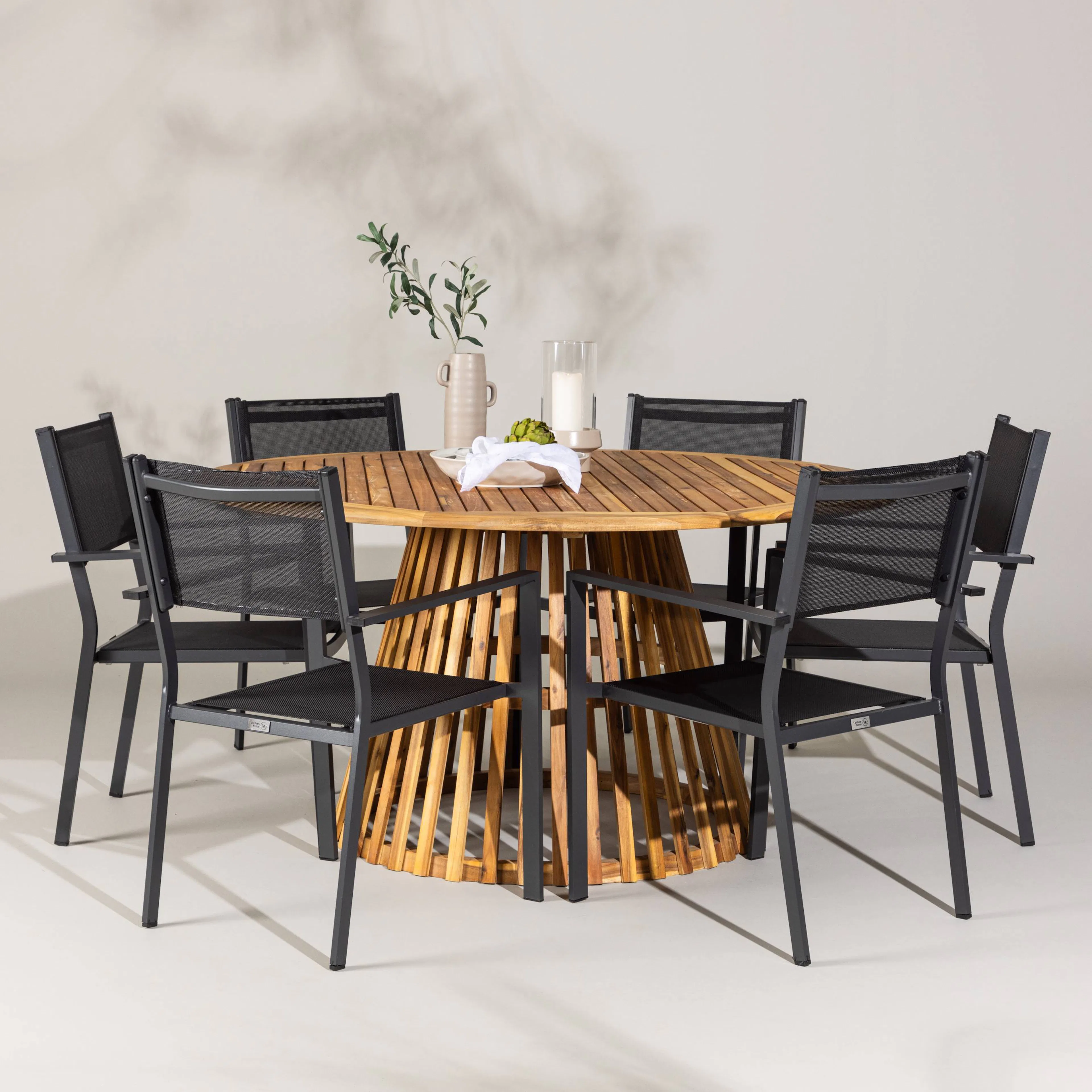 Tucumán Dining Table - Acacia ø120 +Copacabana Stacking Chai Trädgårdsgrupp Venture Home Tucumán med 6 Copacabana Stolar