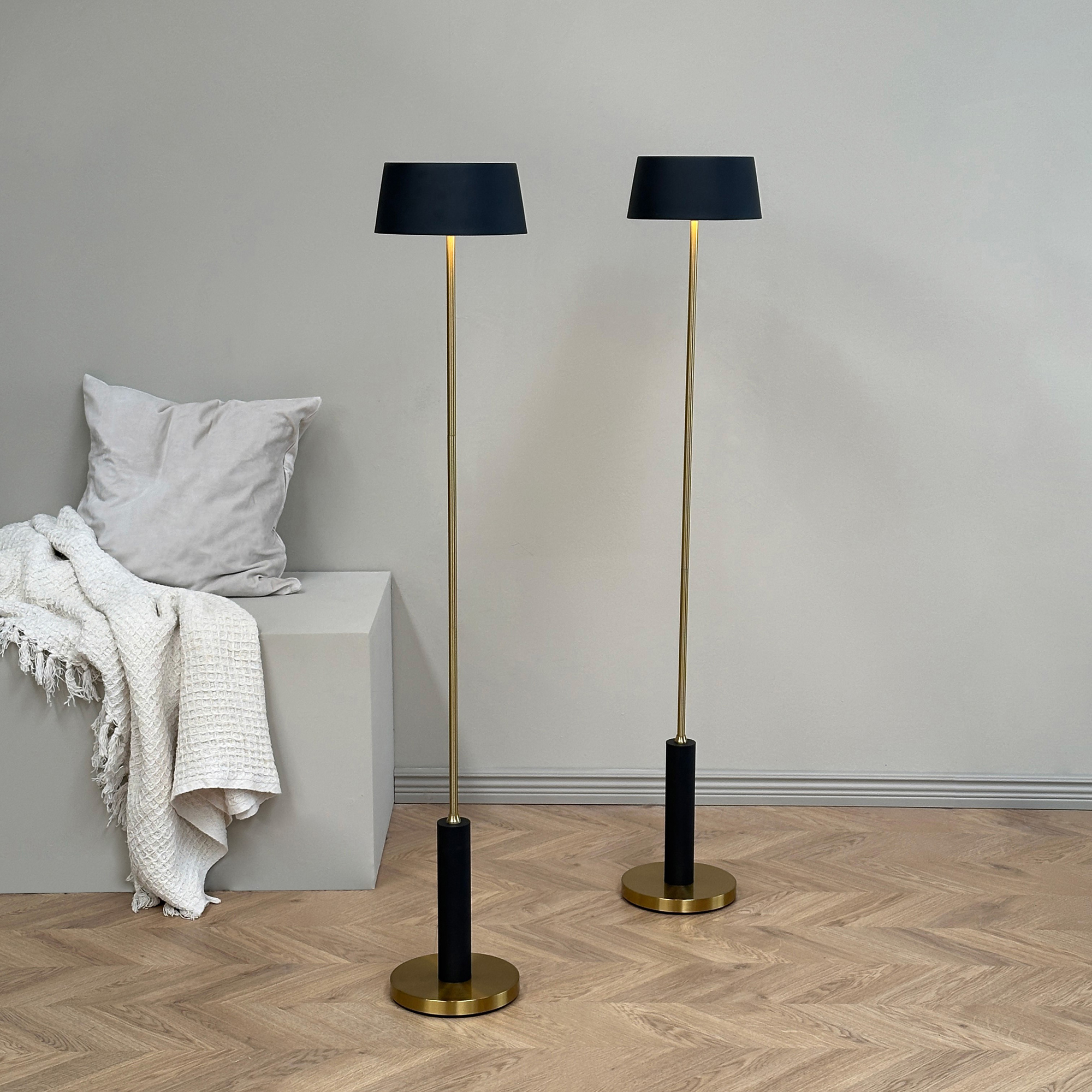 Golvlampa Dyberg Larsen Yoyo