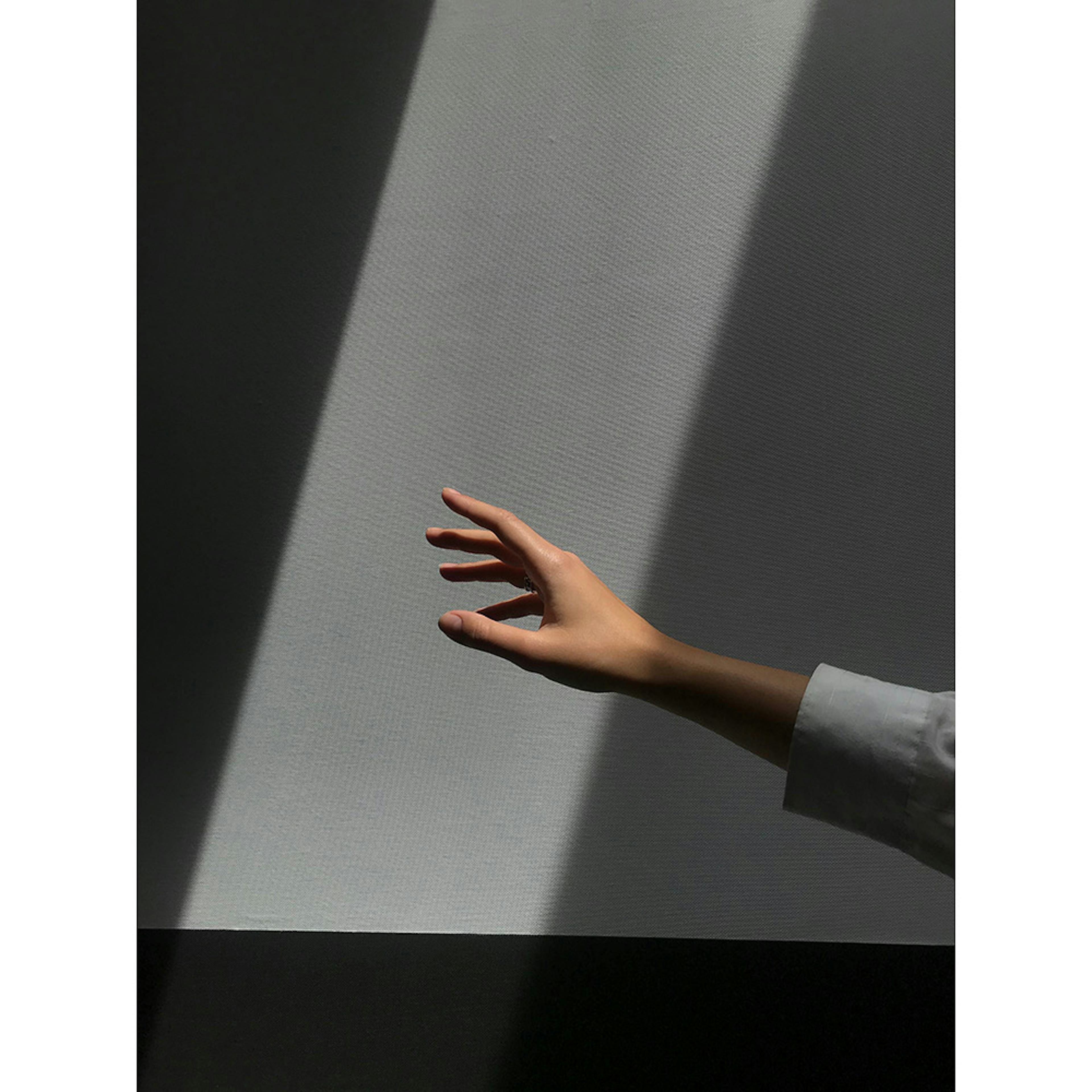 Posters Venture Home Reaching Hand Grå