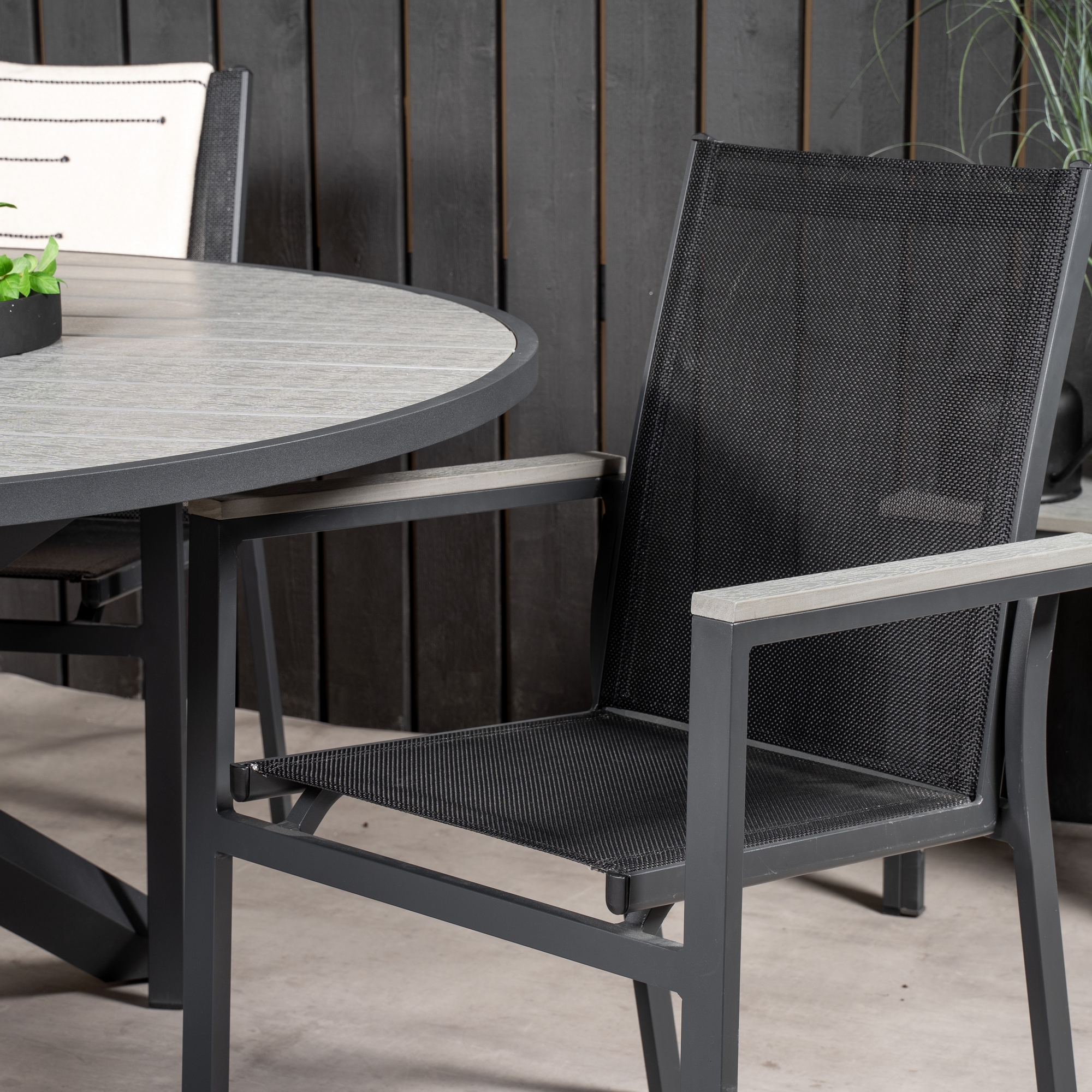 Parma - Table ø 140 - Svart Alu /Grey Aintwood+Parma Arm Cha Svart/Grå