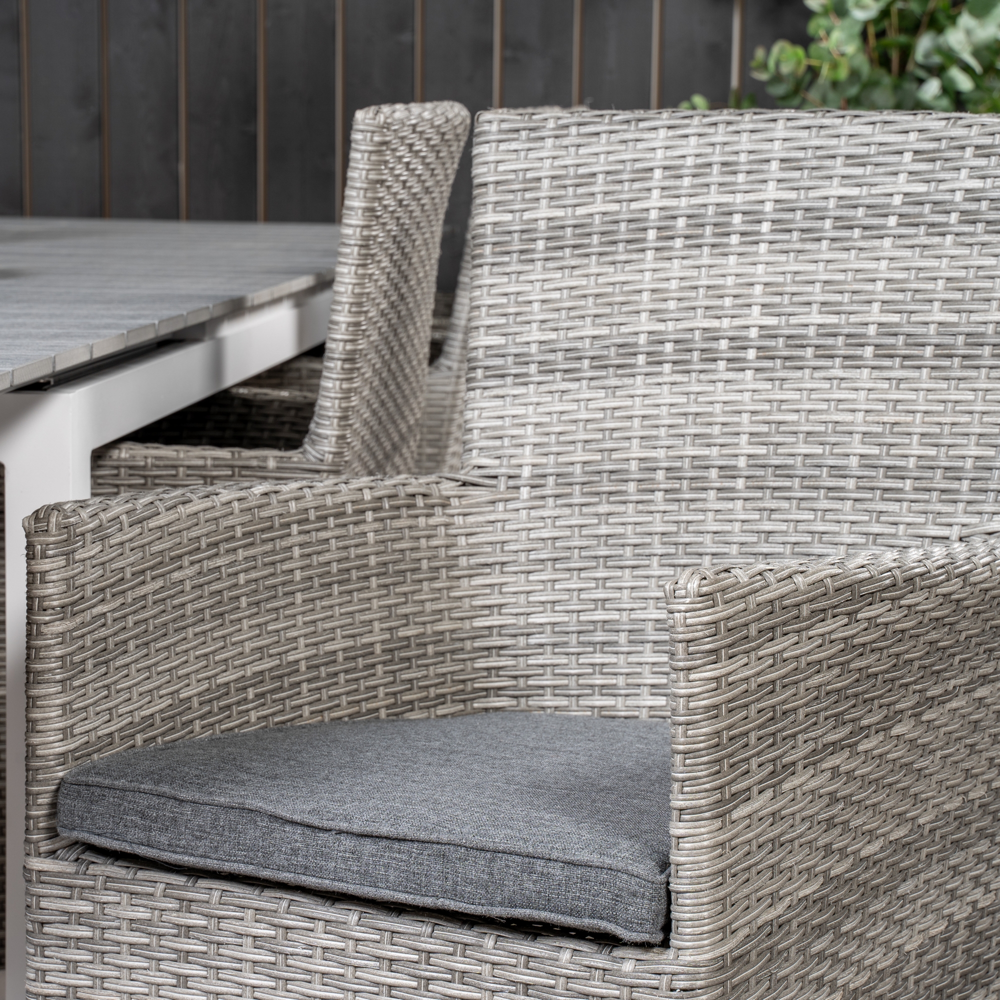 Matgrupp Venture Home Lova 224/324 med 8 Milwa Karmstolar