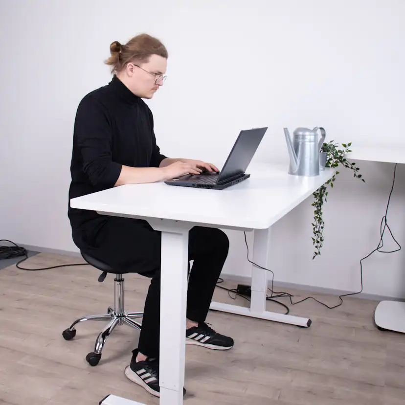 Skrivbord Lykke M200 140x70 cm Höj- och sänkbart