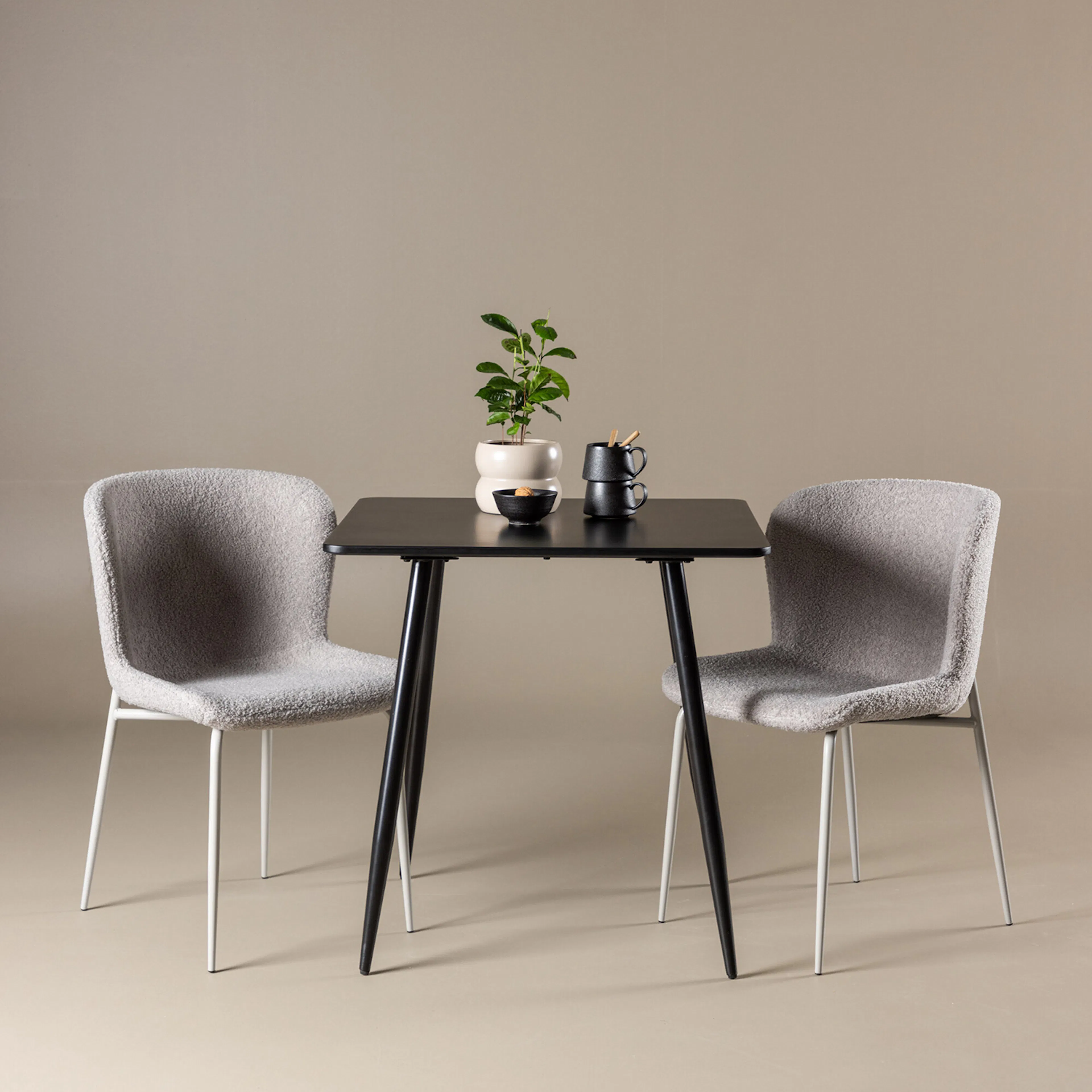 Polar Dining Table with Modesto Dining Chair Svart/Grå