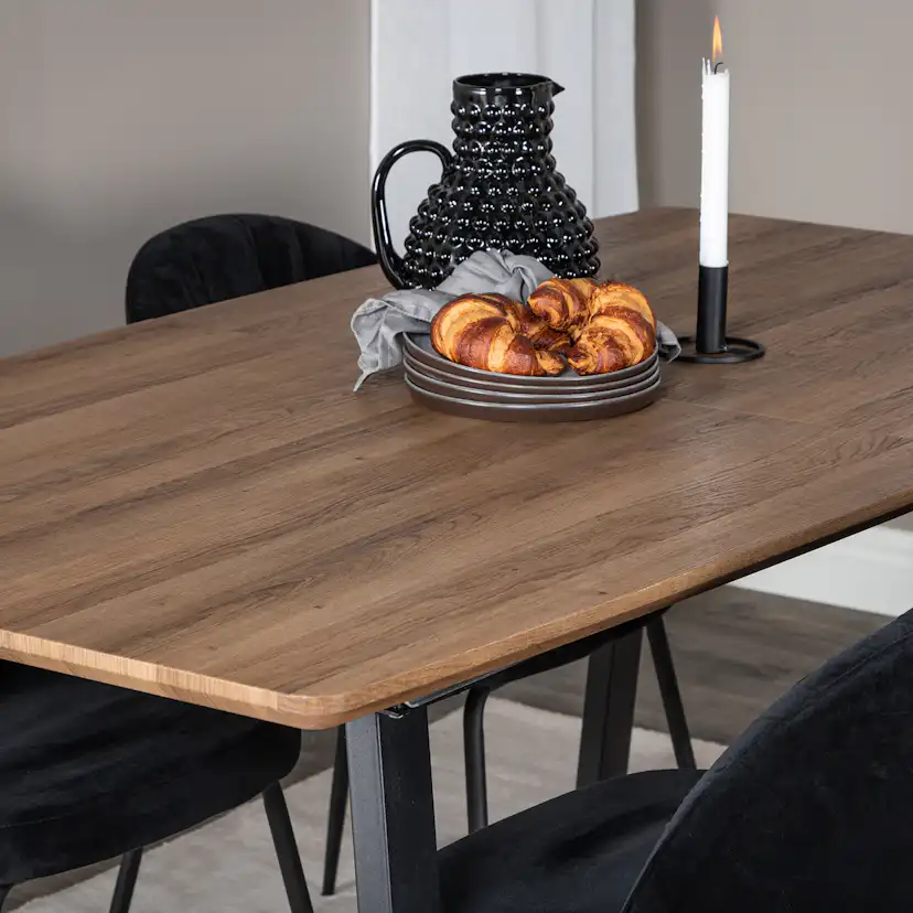 Matgrupp Venture Home Ina med 4 Wrigley Stolar Sammet