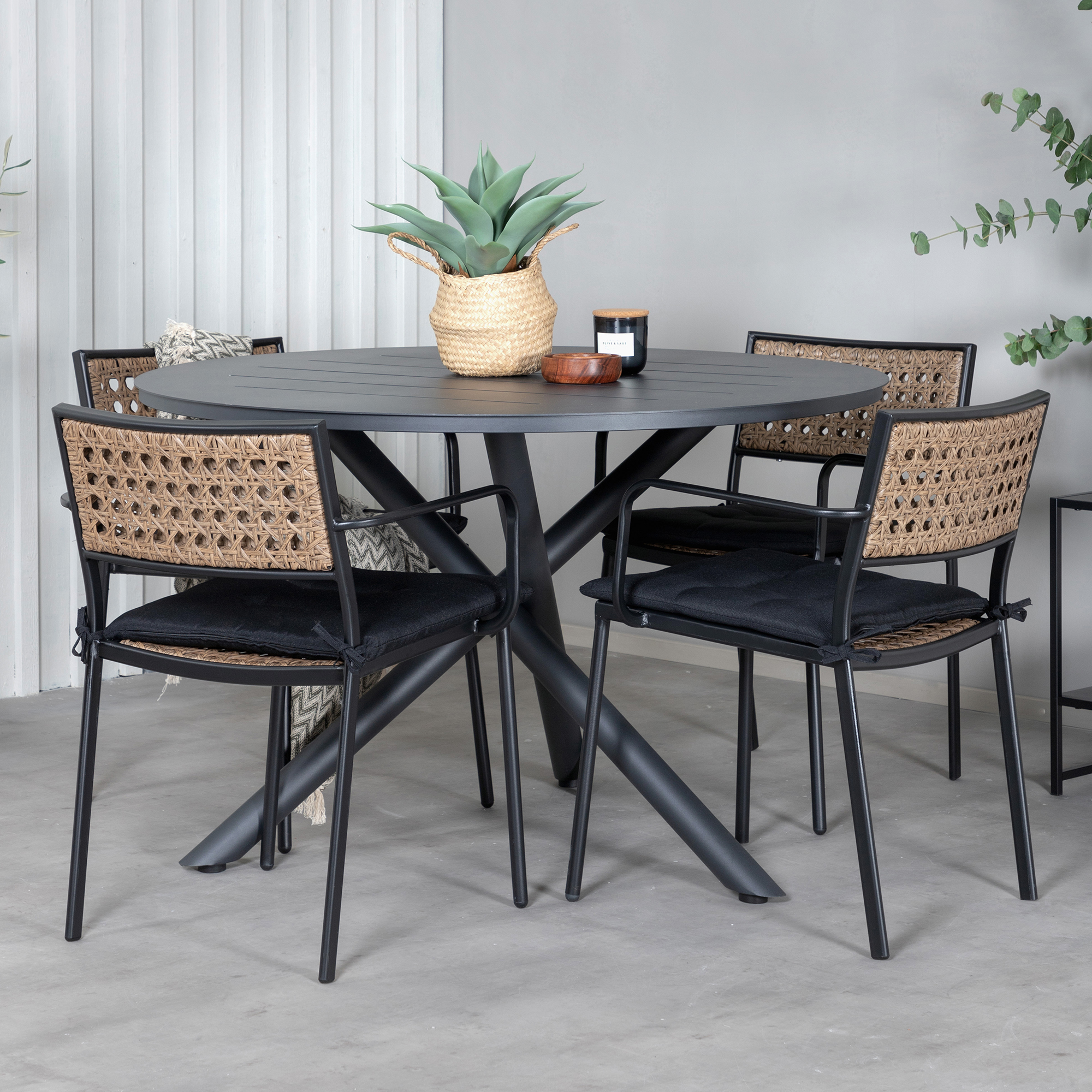 Matgrupp Venture Home Ande med 4 Pug Matstolar
