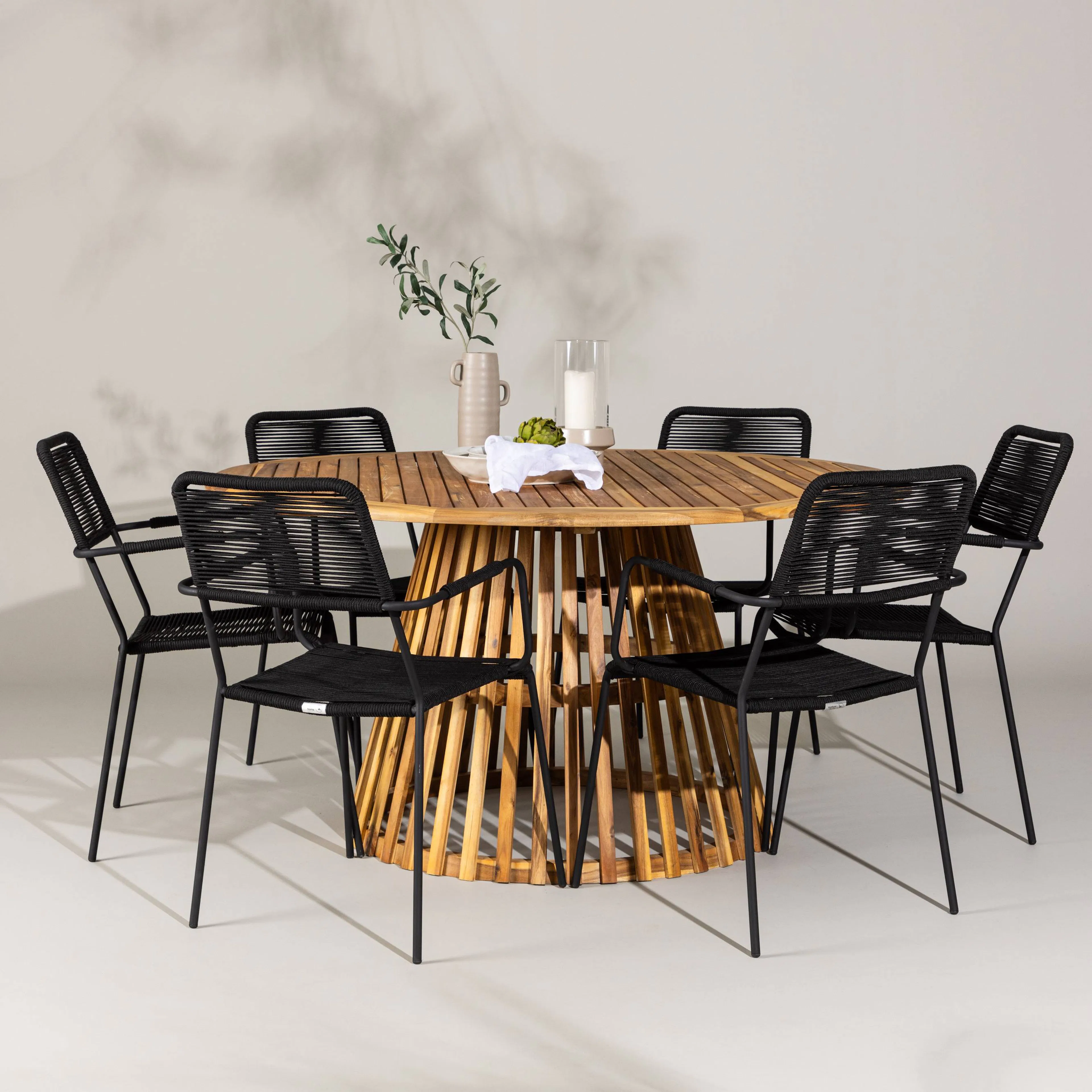 Tucumán Dining Table - Acacia ø120 +Lindos Armchair - Black Trädgårdsgrupp Venture Home Tucumán med 6 Lindos Karmstolar
