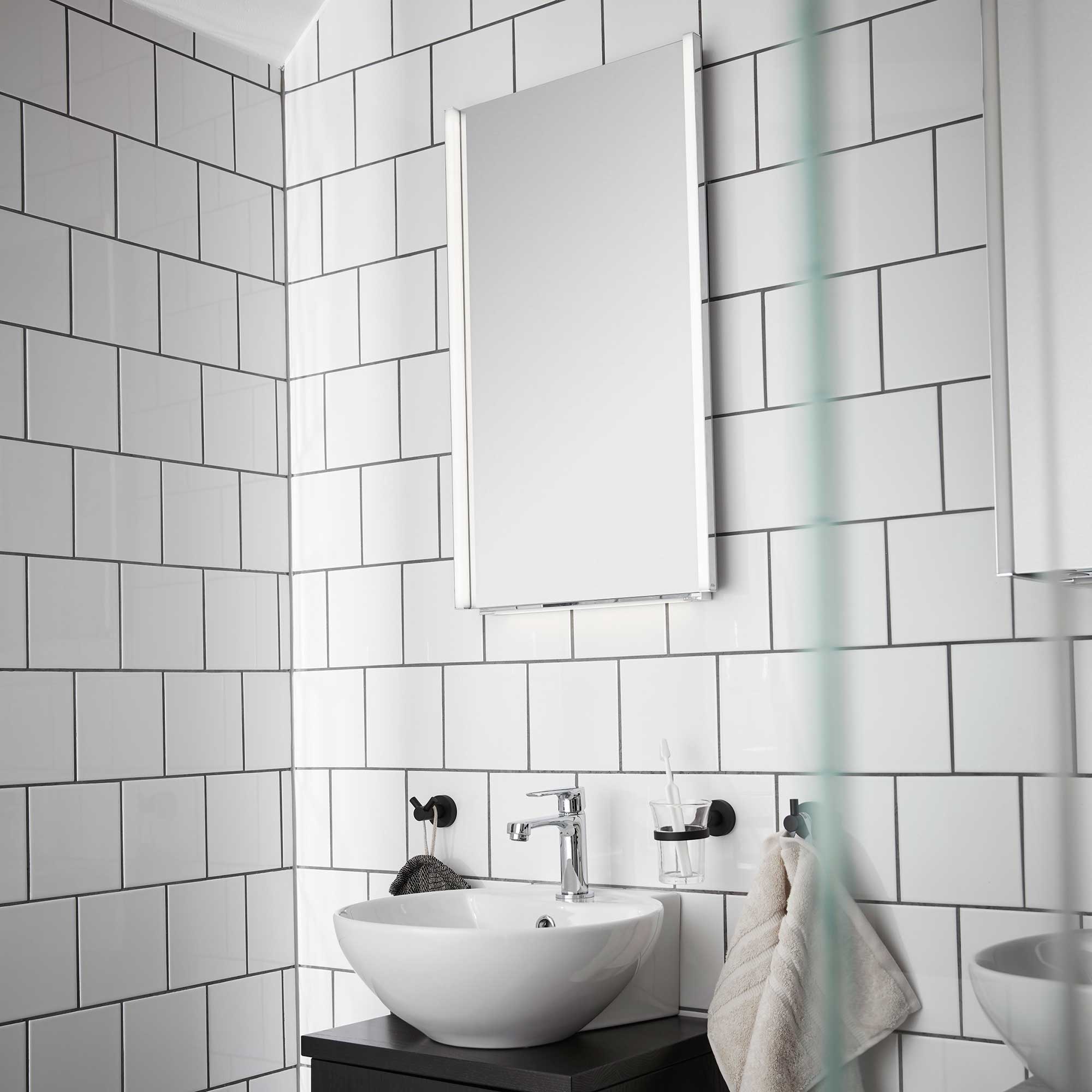 Badrumsspegel Miller Badrum LINEAR LED