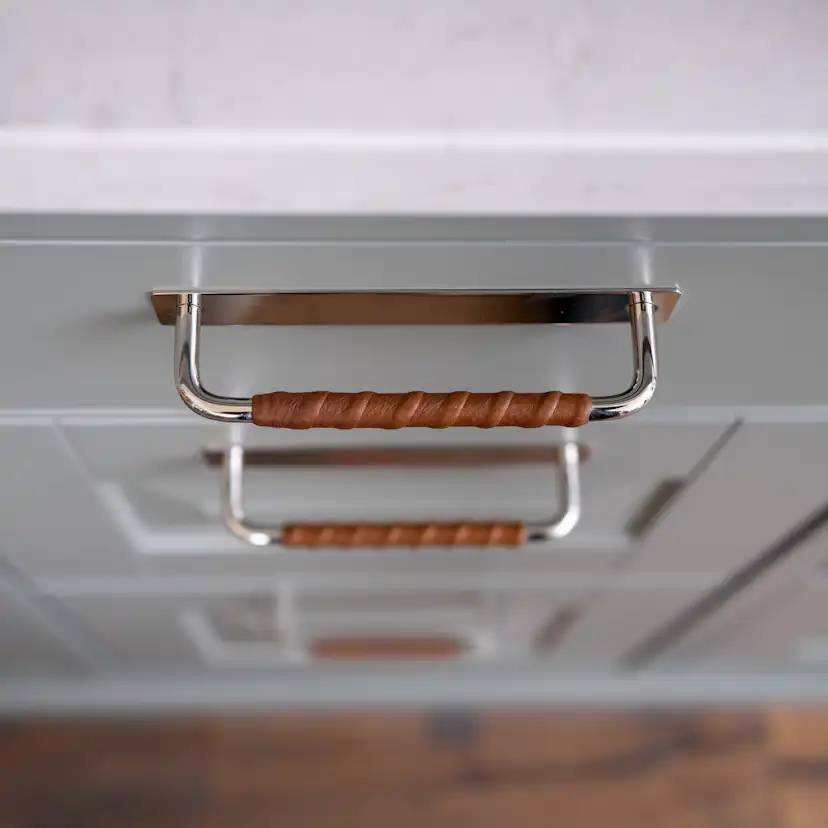 Handtag Royal Deluxe 128x7 förnicklad-brun Krom
