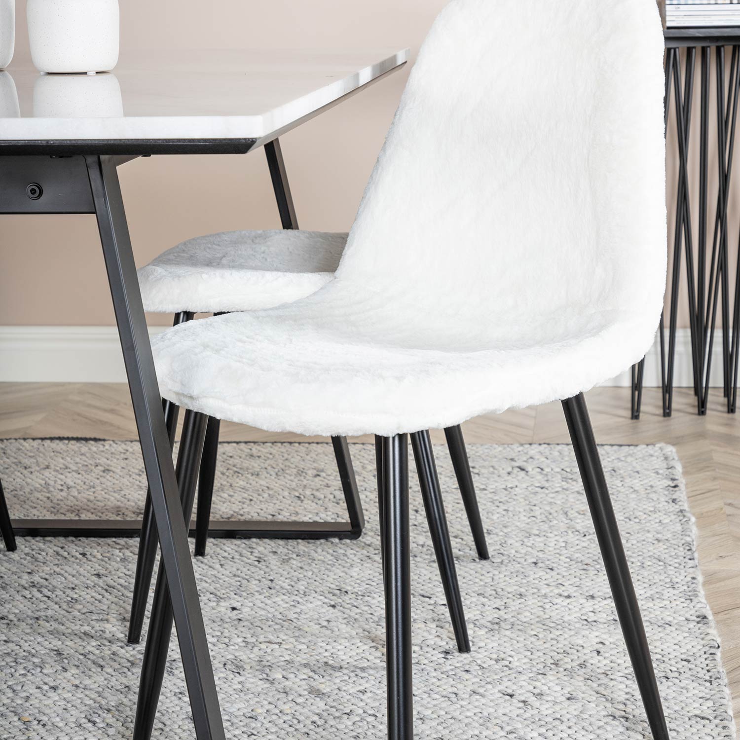 Matgrupp Venture Home Estelle 140 med 4 Pooya Stolar