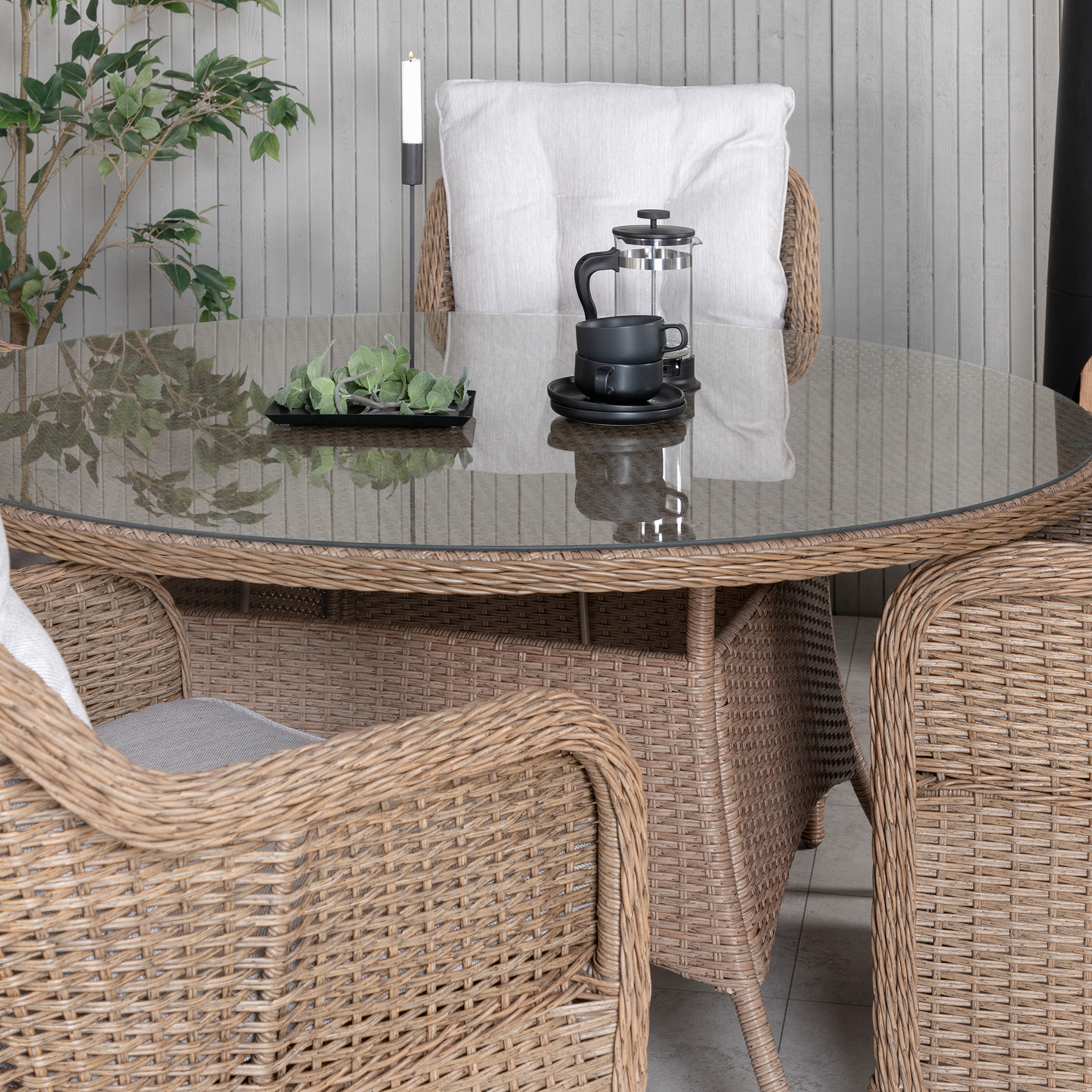 Matgrupp Venture Home Viken Rund med 4 Viken Stolar